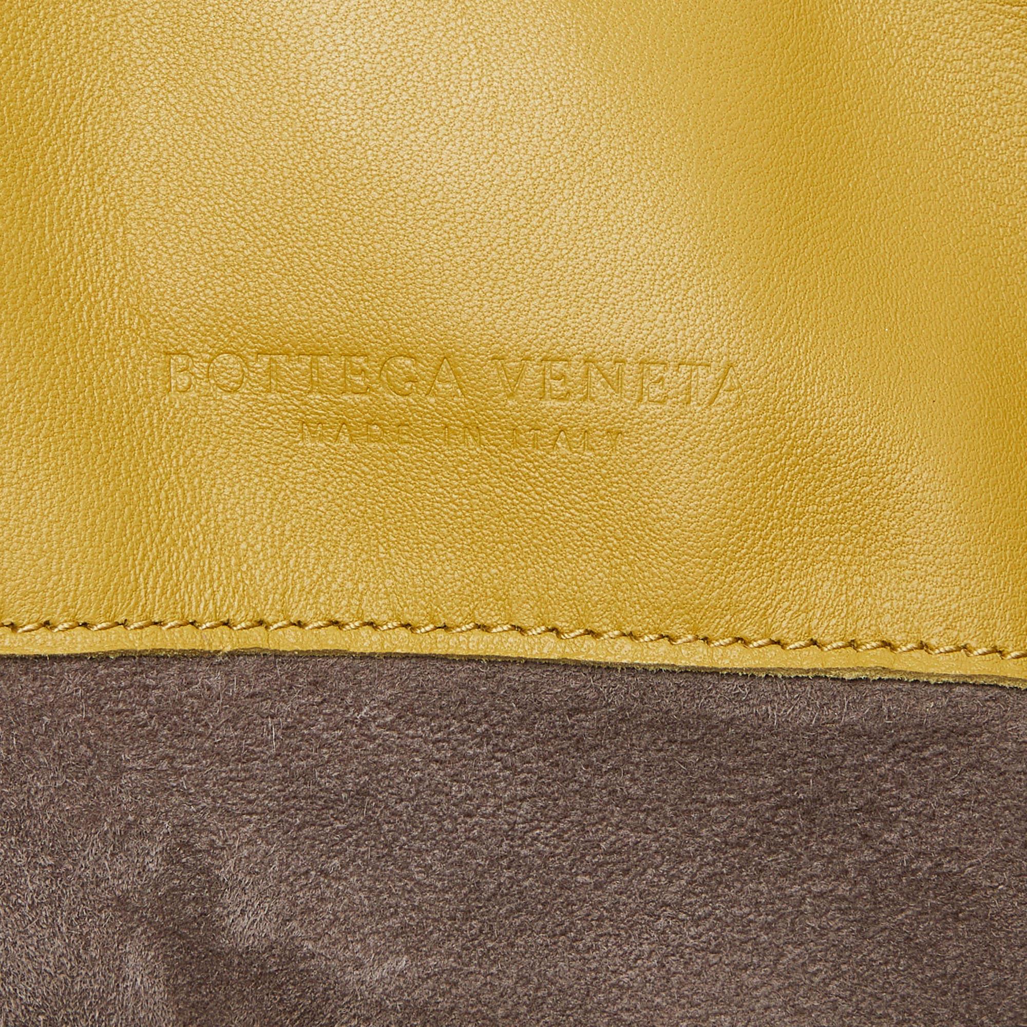 Bottega Veneta - Fourre-tout à poche frontale en cuir Intrecciato jaune/noir en vente 3