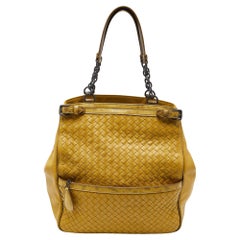 Bottega Veneta - Fourre-tout à poche frontale en cuir Intrecciato jaune/noir