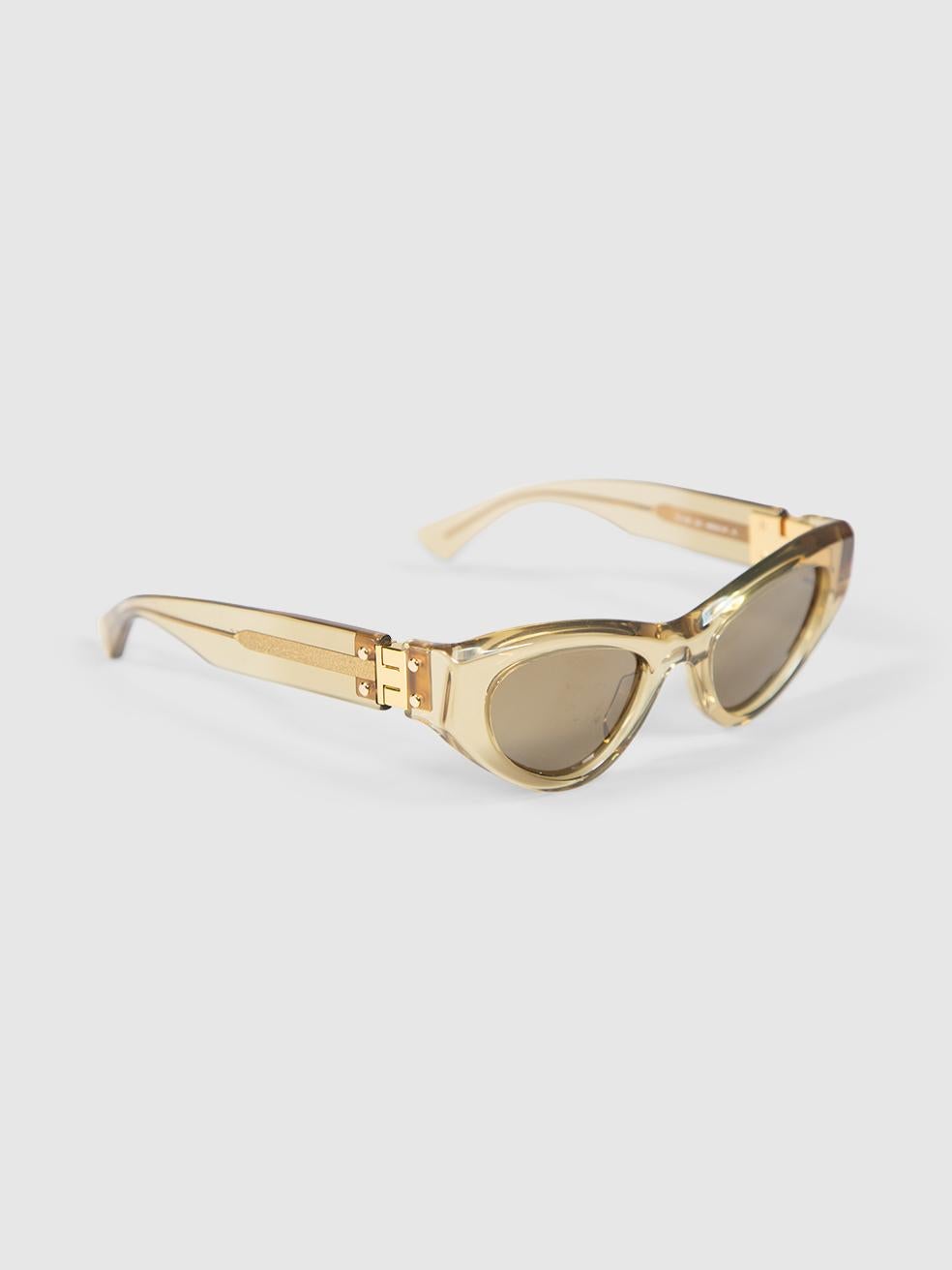 CONDIZIONE: molto buona. L'usura degli occhiali da sole è minima. Usura minima sulla lente destra, dove sono visibili dei graffi, su questo articolo usato di rivendita di design Bottega Veneta. Questo paio di occhiali da sole viene fornito nella