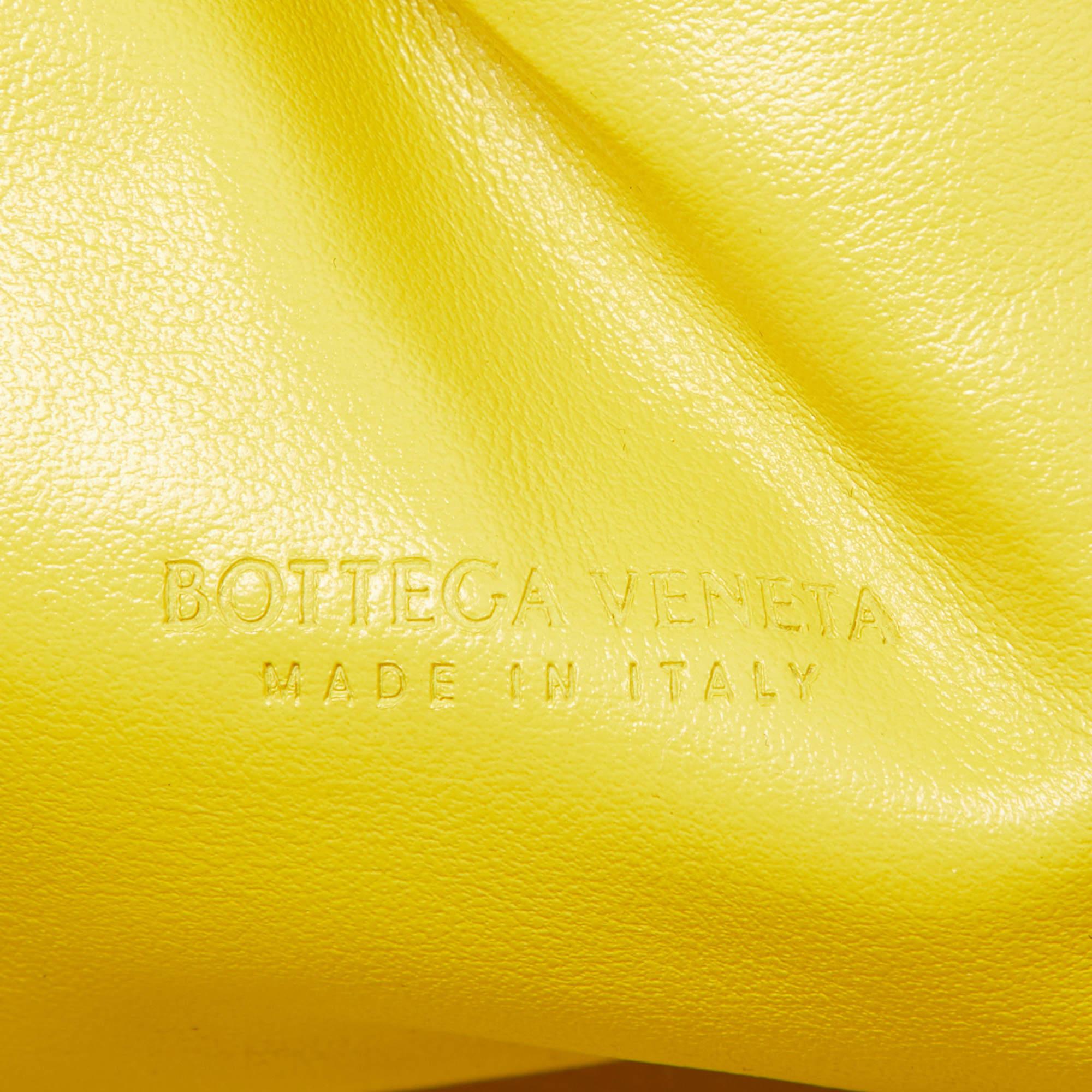 Bottega Veneta Yellow Curly Raffia and Leather Mini The Pouch Bag In Excellent Condition For Sale In Dubai, Al Qouz 2
