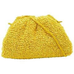 Mini-The Pouch-Tasche aus gelbem, geschwungenem Raffia und Leder von Bottega Veneta
