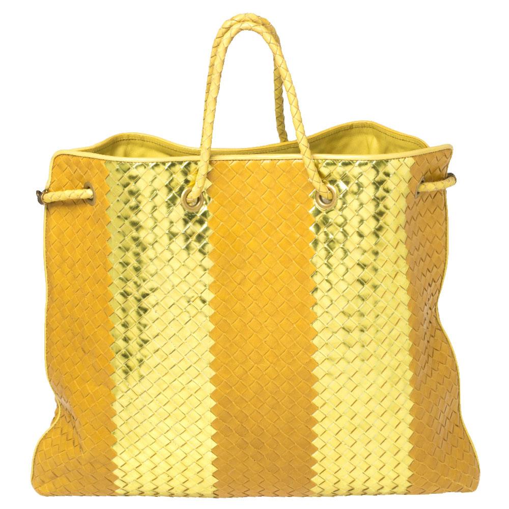 Know to create designs that are stylish, sophisticated, and timeless, Bottega Veneta is a brand worth investing in. Crafted in Italy, this tote is made of quality leather and comes in yellow and gold. It features the signature Intrecciato weave