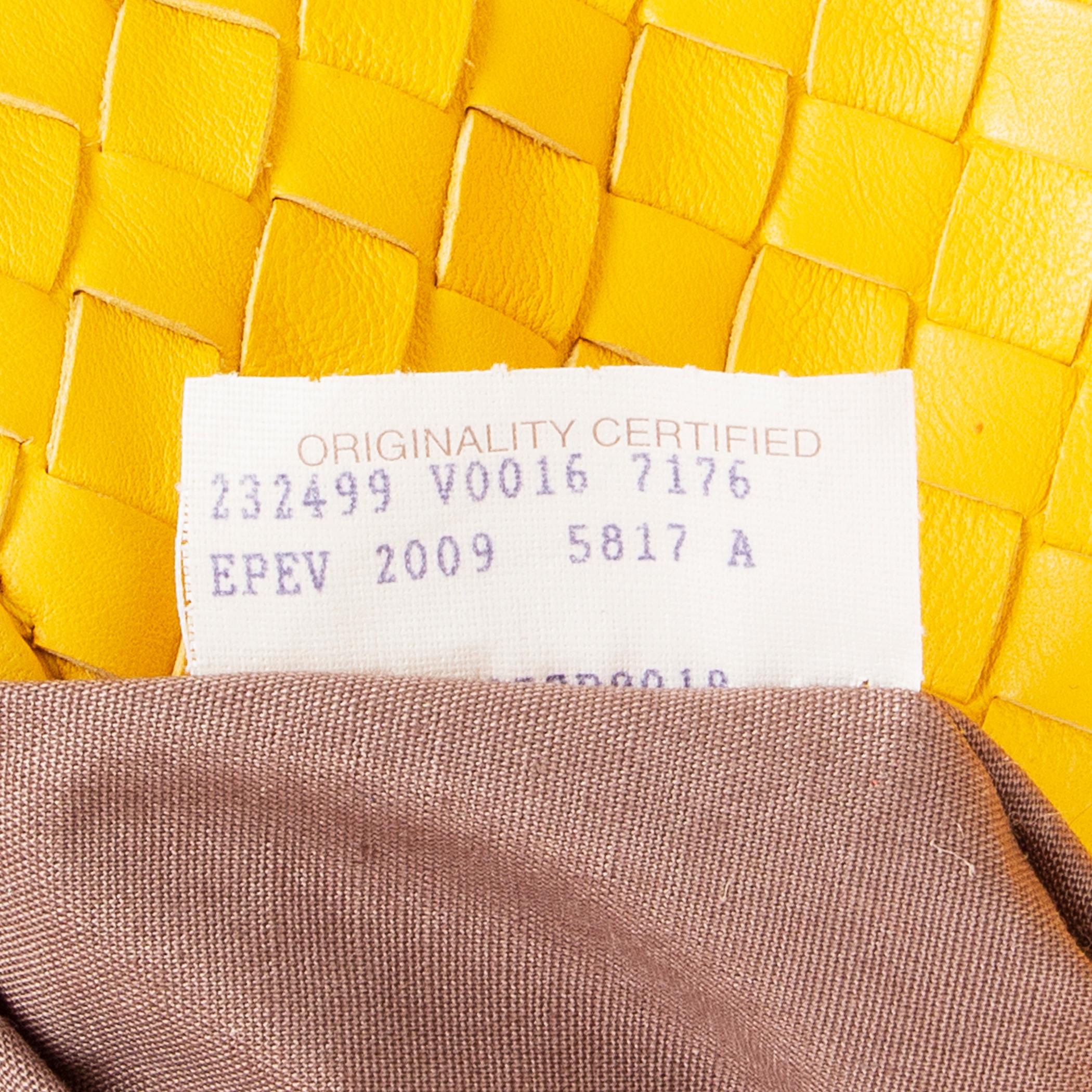 BOTTEGA VENETA yellow INTRECCIATO BELLY VENETA MEDIUM Hobo Shoulder Bag In Excellent Condition In Zürich, CH