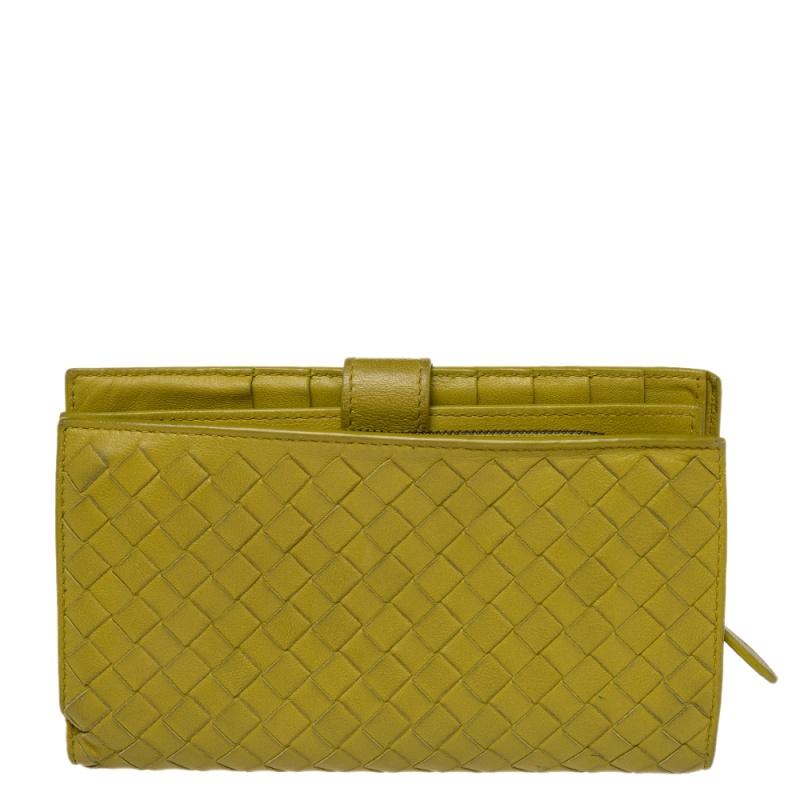 Crafted by Bottega Veneta, this wallet is an immaculate balance of sophistication and rational utility. It has been designed employing the label's signature Intrecciato technique in a yellow shade. The creation is equipped with ample space for your