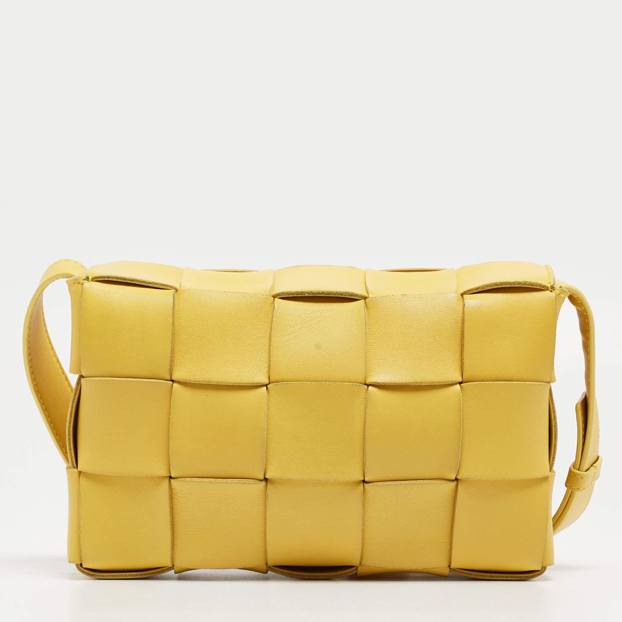The Cassette bag by Bottega Veneta is all things stylish, trendy, and Instagram-able. With its playful take on the brand's signature house code - the Intrecciato weave, the bag's exterior flaunts a maxi version of the weave. It is crafted from