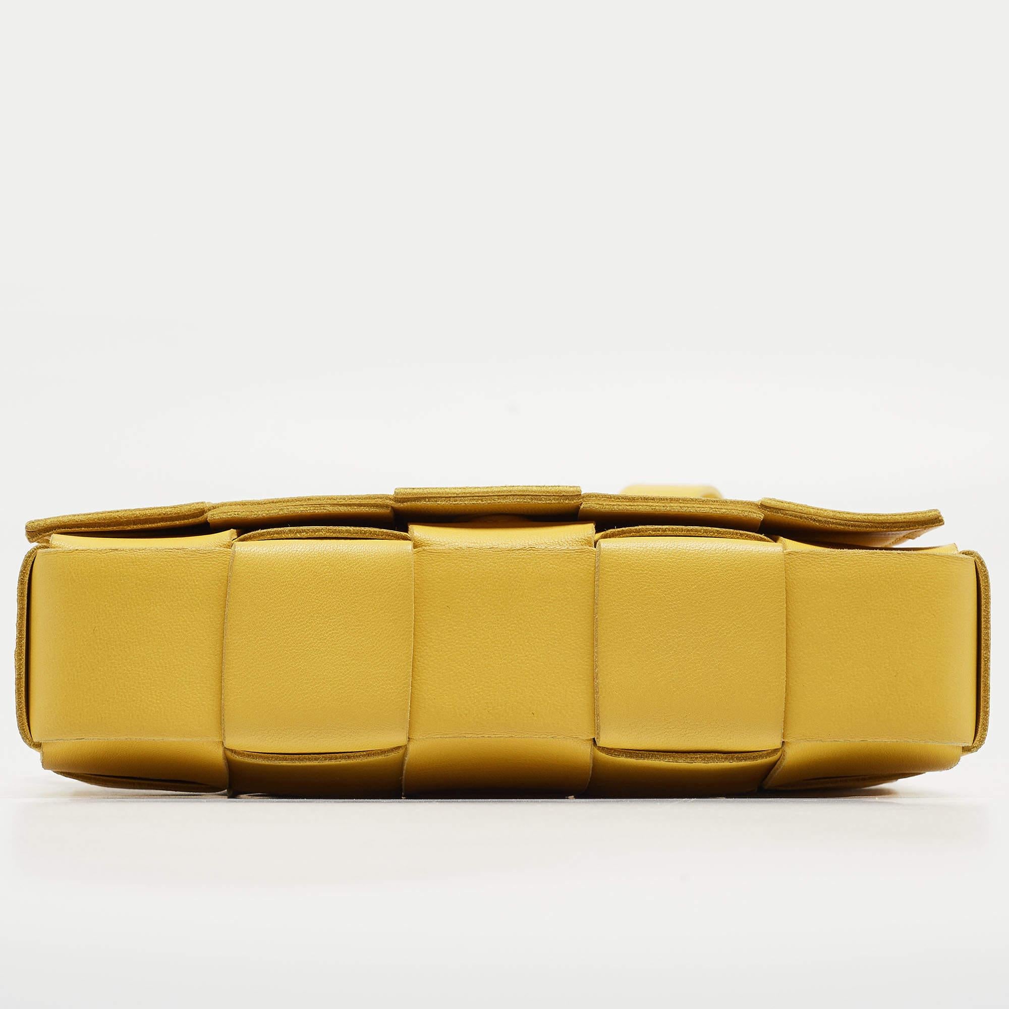 Bottega Veneta Yellow Intrecciato Leather Medium Cassette Shoulder Bag In Excellent Condition In Dubai, Al Qouz 2