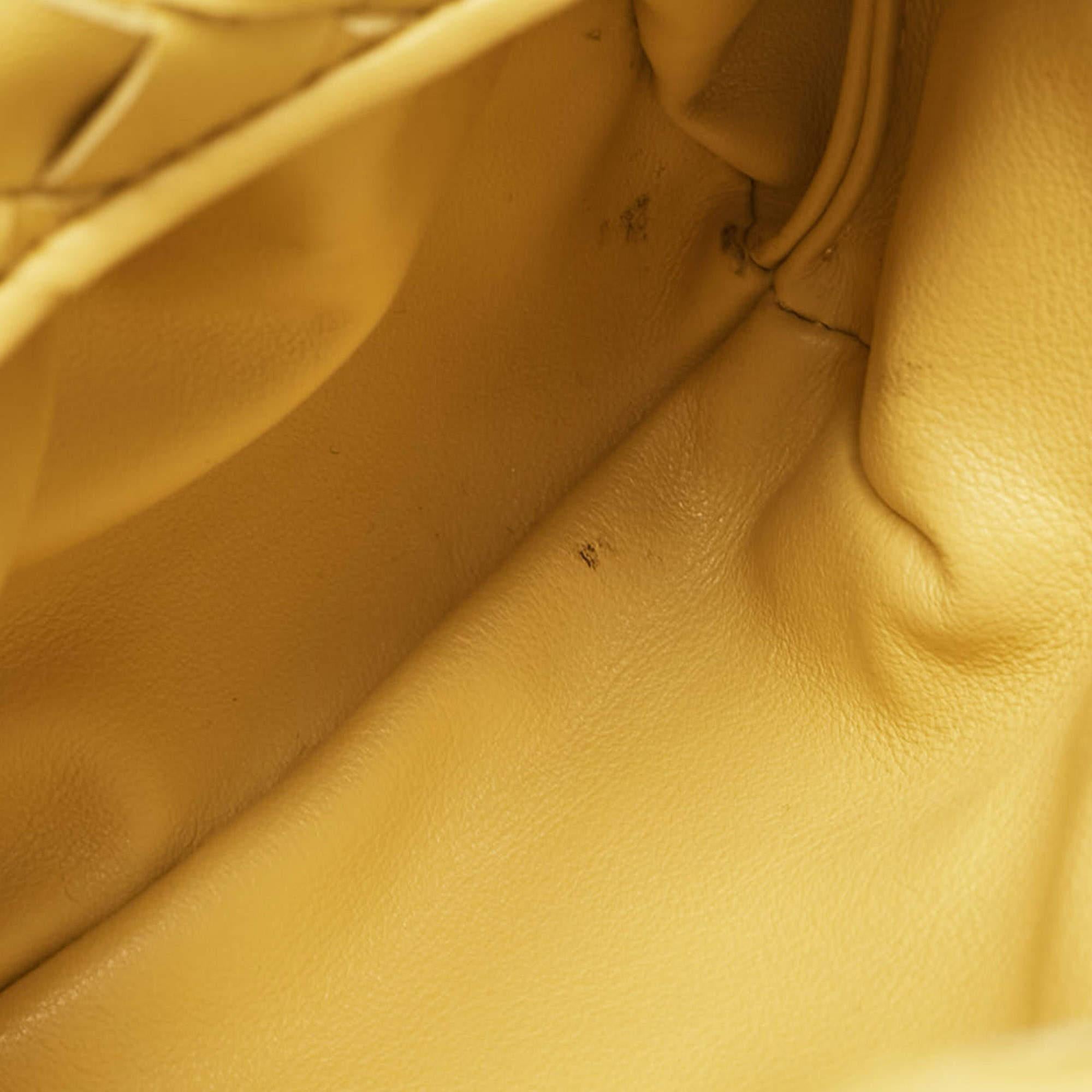 Mini sac Jodie Bottega Veneta Intrecciato en cuir jaune en vente 2