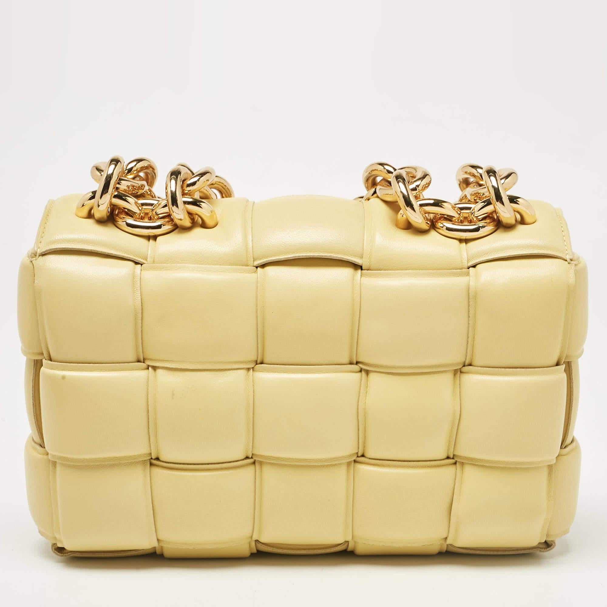 Bottega Veneta Bolso de cadena acolchado en piel Intrecciato amarillo en Bueno estado para la venta en Dubai, Al Qouz 2