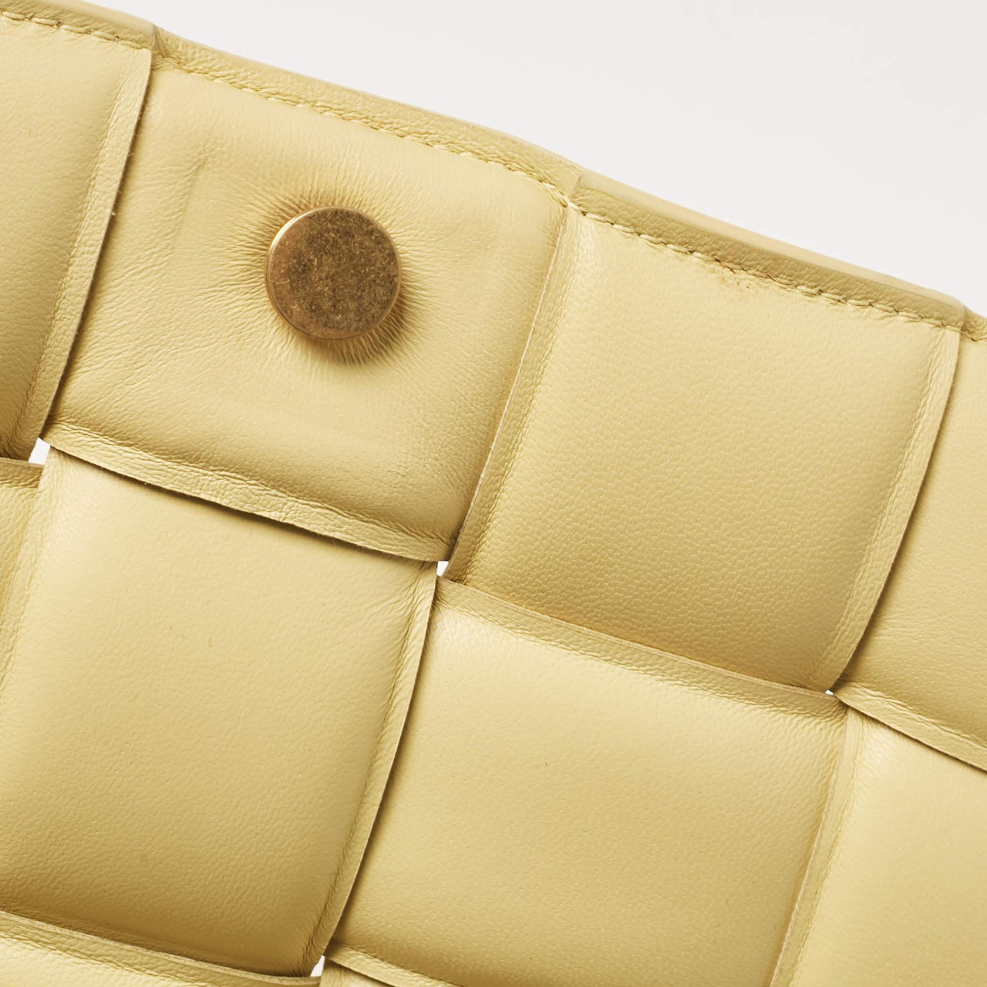 Bottega Veneta Bolso de cadena acolchado en piel Intrecciato amarillo en venta 1
