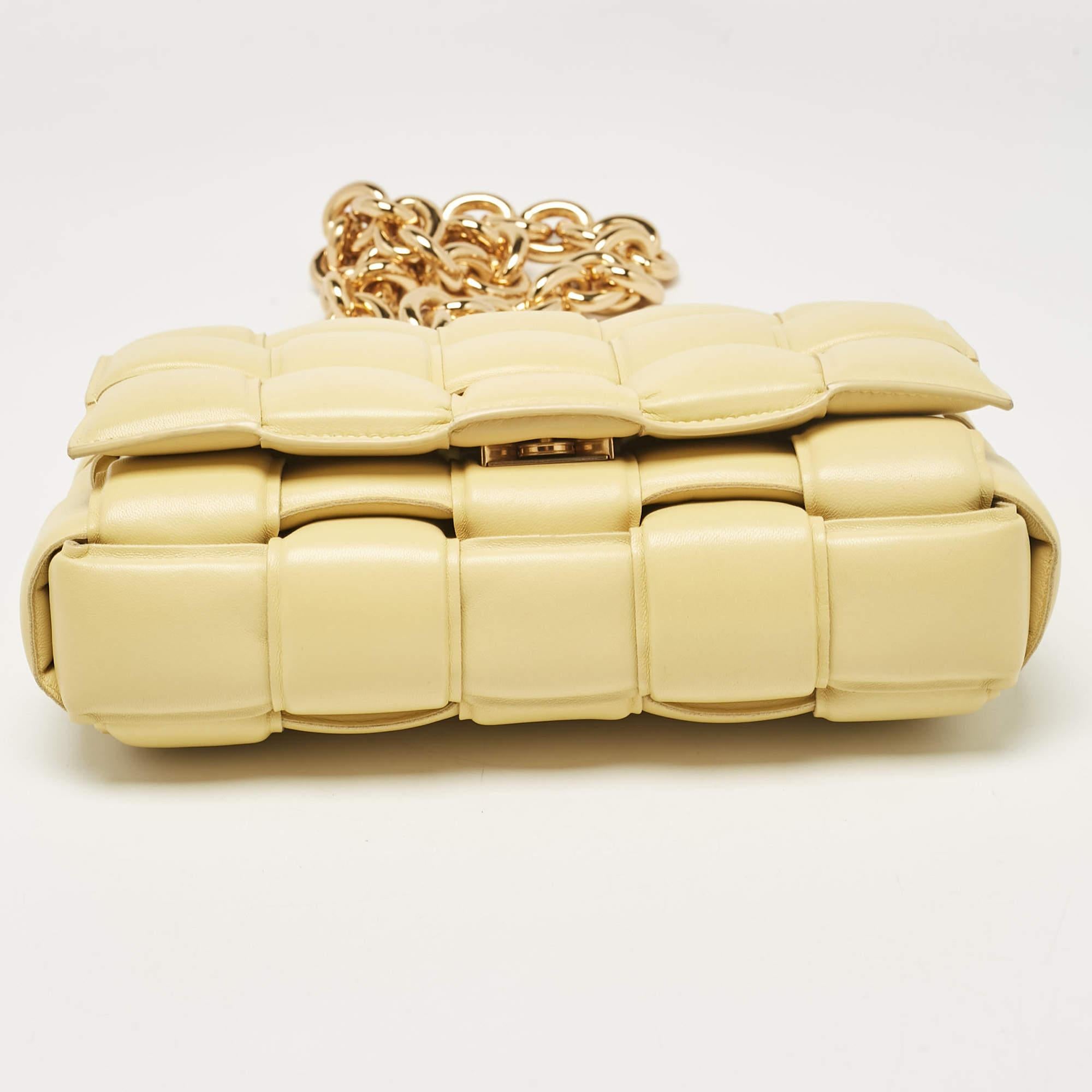 Bottega Veneta Bolso de cadena acolchado en piel Intrecciato amarillo en venta 2