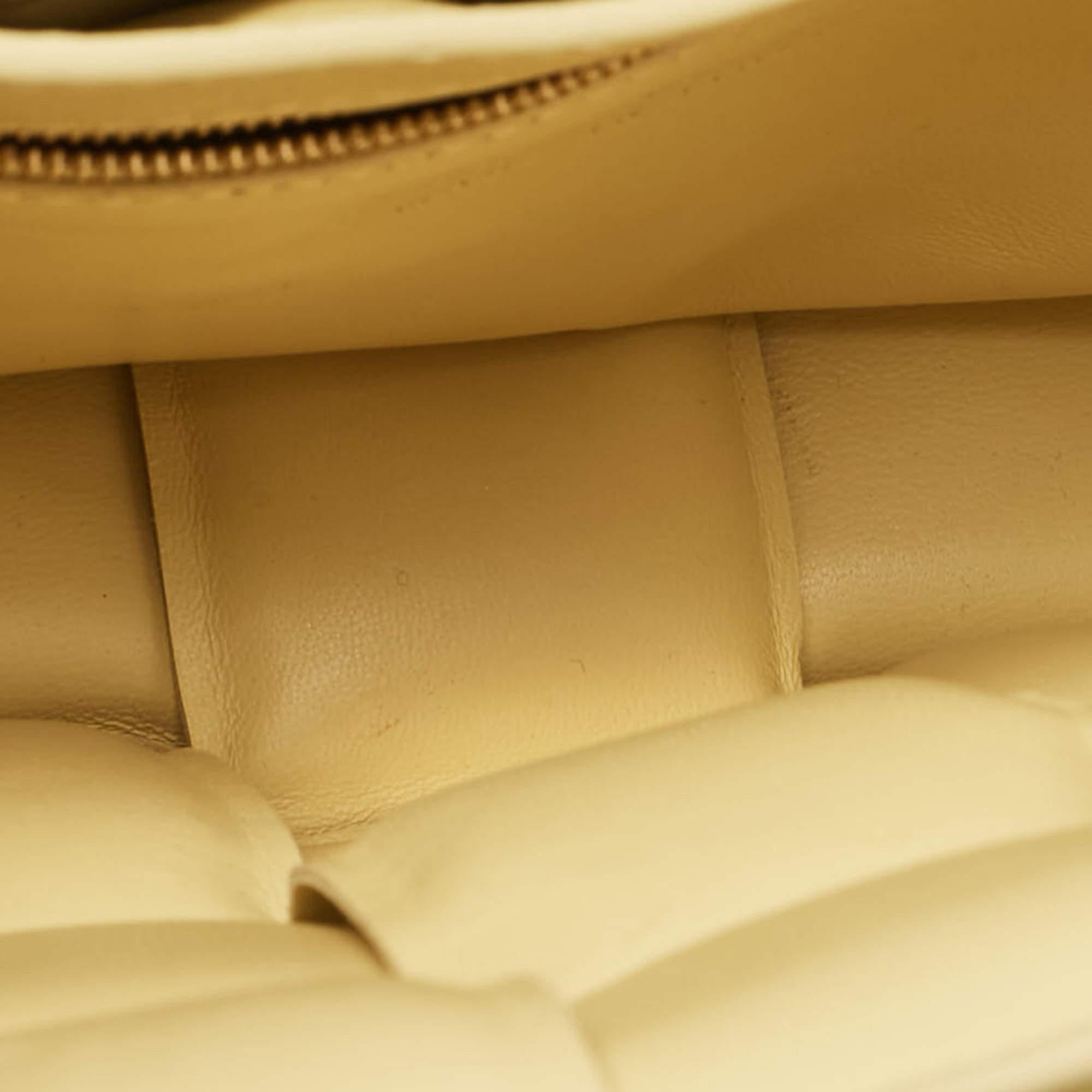 Bottega Veneta Bolso de cadena acolchado en piel Intrecciato amarillo en venta 3