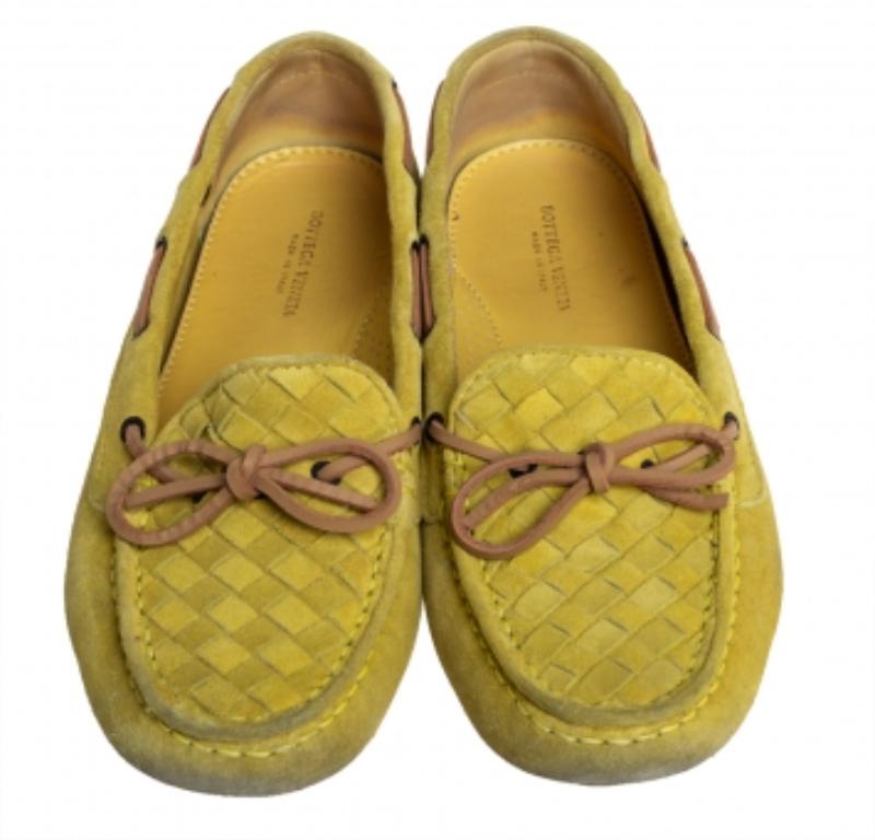 Bottega Veneta Yellow Intrecciato Suede Bow Slip On Loafers Sizs 36.5 In Good Condition For Sale In Dubai, Al Qouz 2
