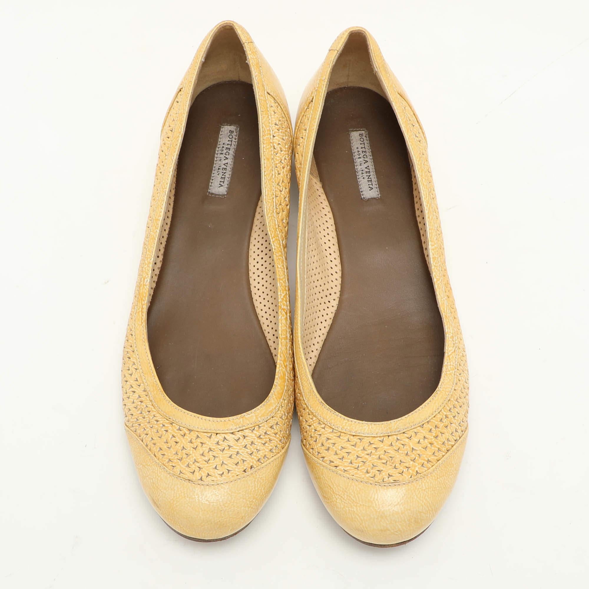 Beige Bottega Veneta Ballerines en cuir texturé jaune découpé au laser, taille 38 en vente