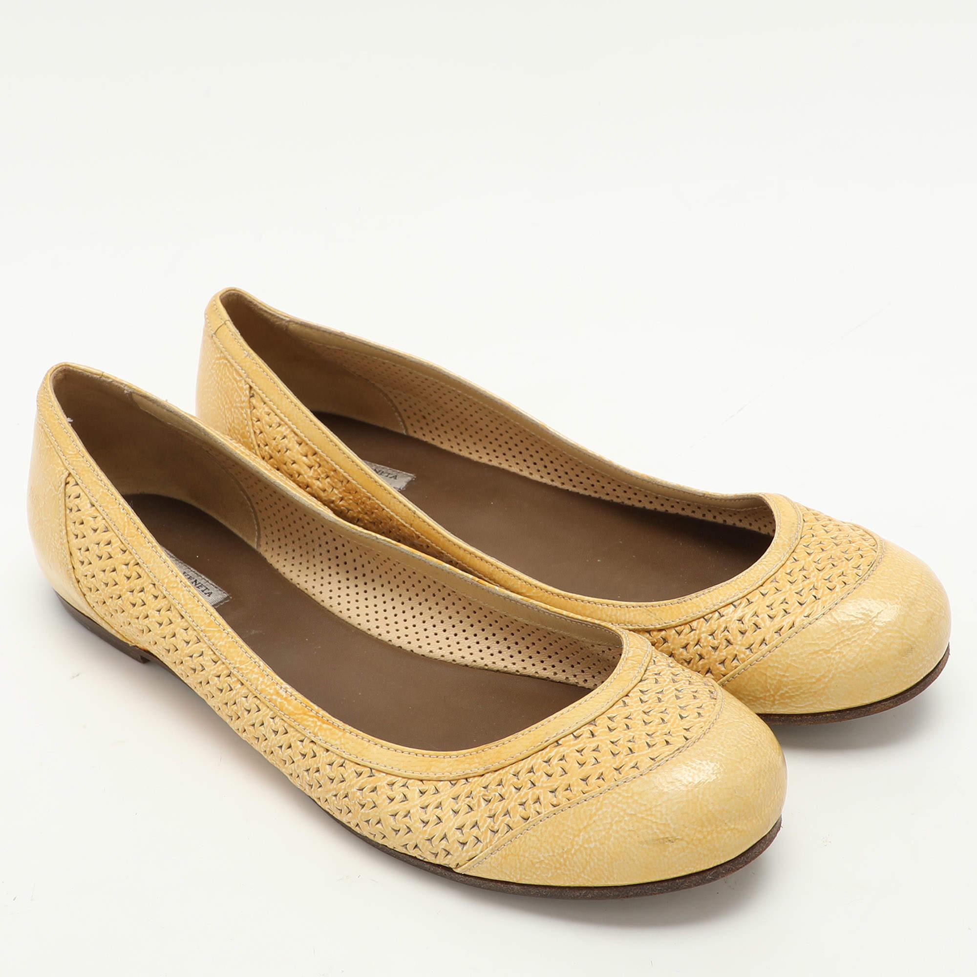 Bottega Veneta Ballerines en cuir texturé jaune découpé au laser, taille 38 Bon état - En vente à Dubai, Al Qouz 2