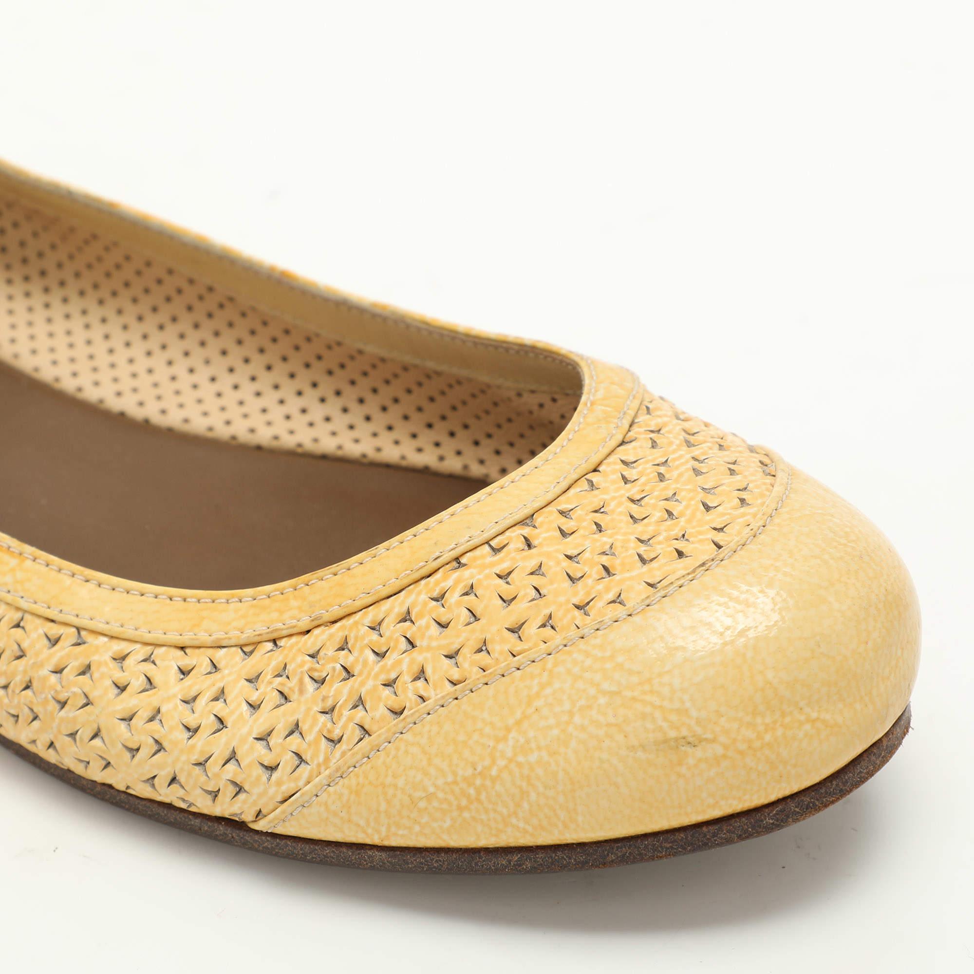 Bottega Veneta Ballerines en cuir texturé jaune découpé au laser, taille 38 en vente 3