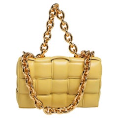 Bottega Veneta Kassetten-Schultertasche aus gelbem Leder mit Kette