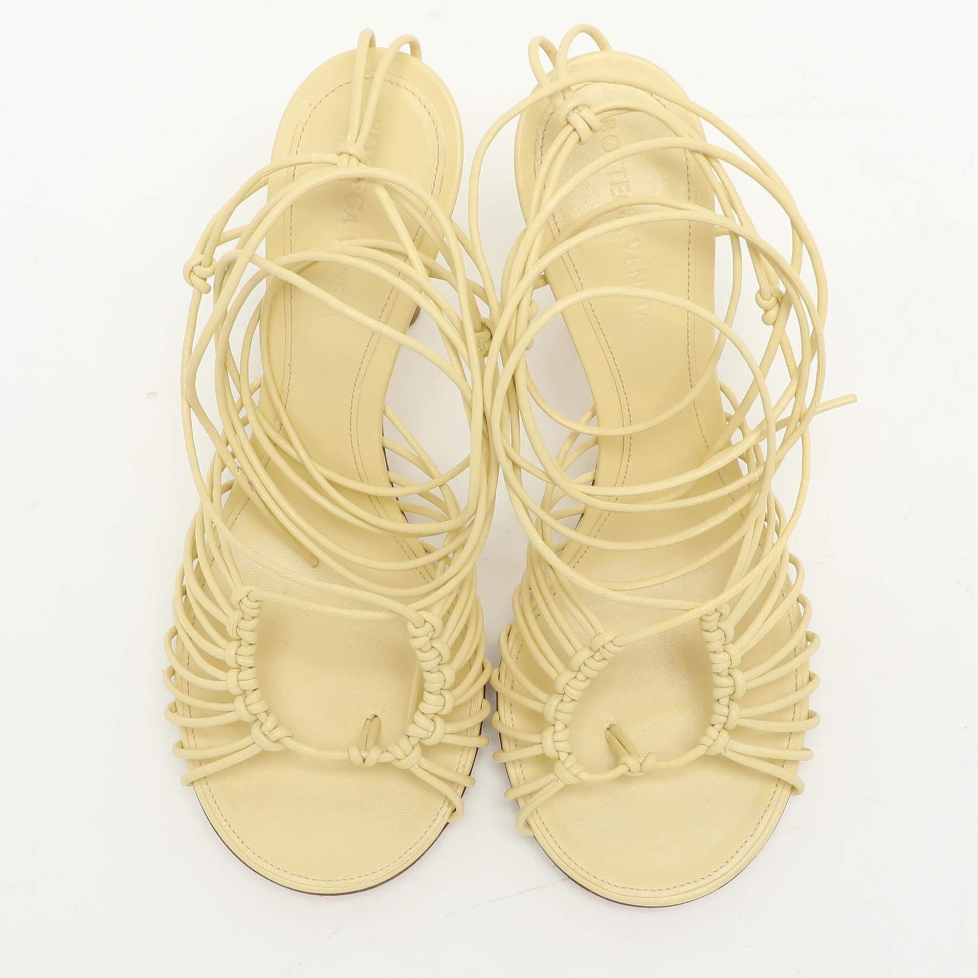 Beige Bottega Veneta Sandali in pelle gialla taglia 37