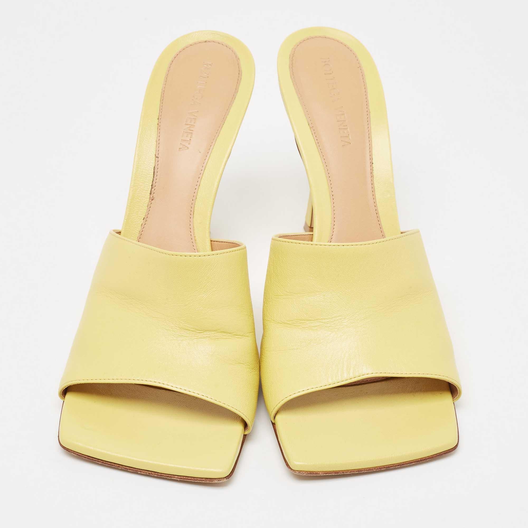 Bottega Veneta Yellow Leather Stretch Slide Sandals Size 41 In Good Condition In Dubai, Al Qouz 2