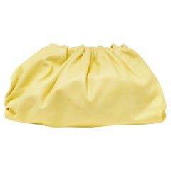 Gelbe Leder-Clutch von Bottega Veneta mit Beutel