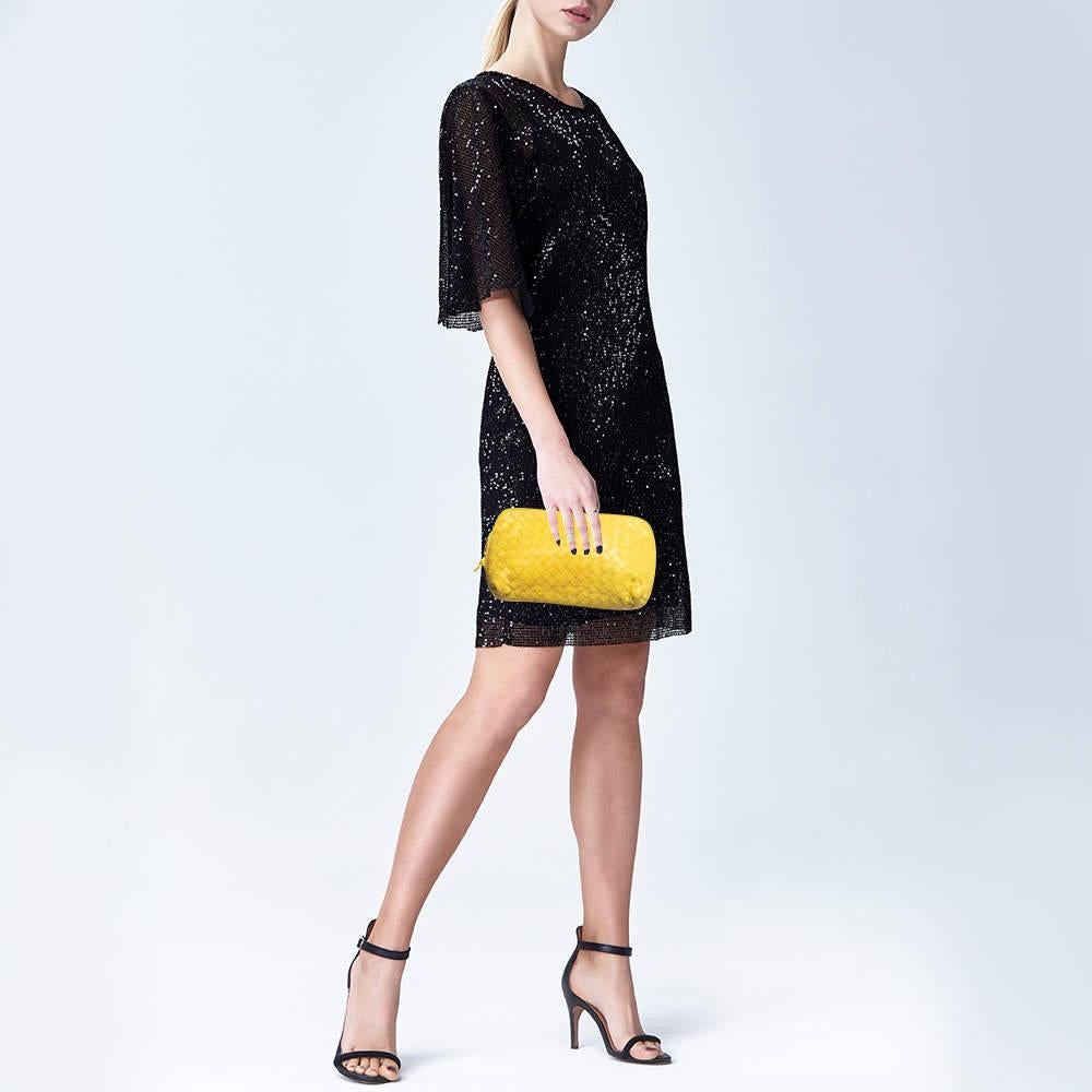 Keep your essentials effortlessly in this sturdy pouch. It features an elegant design and a roomy interior. This accessory will come in handy while traveling.