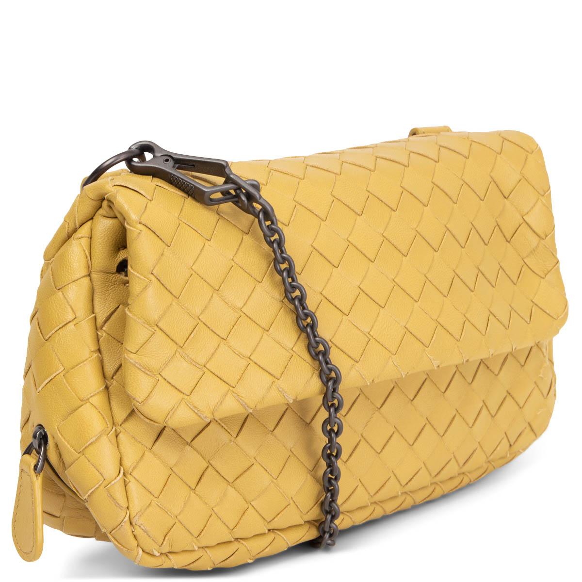 100% authentic Bottega Veneta Expandable Chain Small Crossbody Bag in signature Intrecciato in citrus moutard nappa leather. The front flap opens to a taupe suede lined interior featuring a hidden zip pocket at the bottom and a zipper pocket under