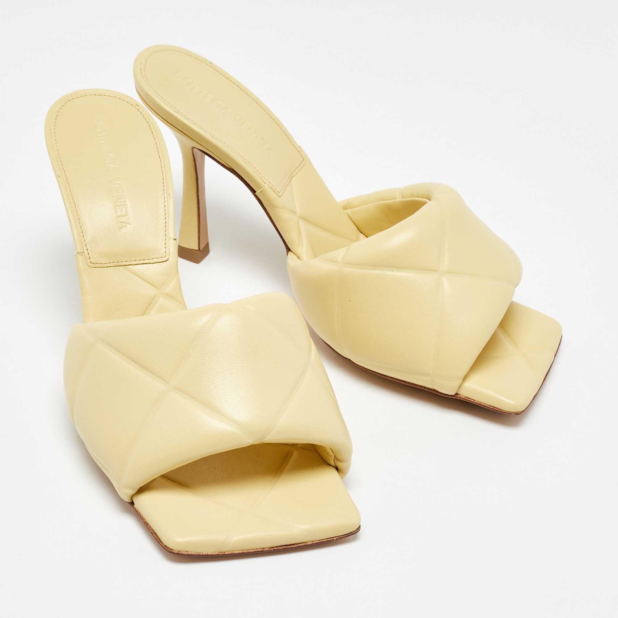 Bottega Veneta Yellow Quilted Leather Lido Slide Sandals Size 36 In New Condition In Dubai, Al Qouz 2