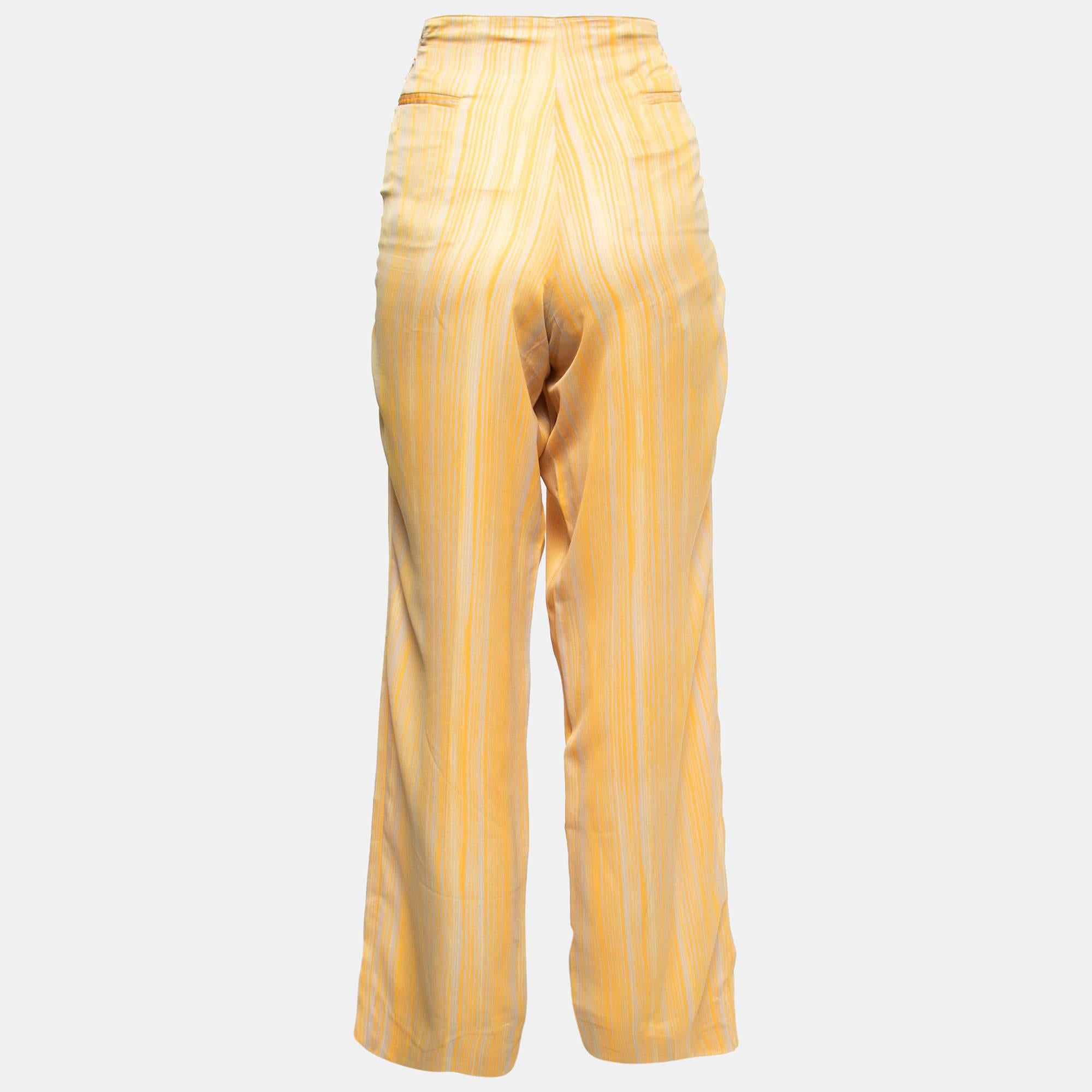 Confectionné dans un luxueux tissu satiné, ses rayures jaunes vibrantes apportent une touche audacieuse. La silhouette à jambe large offre un look contemporain et sophistiqué, parfait pour les occasions décontractées ou formelles.