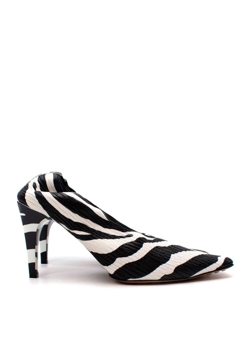 Bottega Veneta Zebradruck strukturiertes Stretchleder Pumps mit Absatz
 
 
 
 - SS20
 
 - Allover-Zebra-Print, aus strukturiertem Stretch-Leder mit elastischer Einfassung
 
 - Quadratische Zehe 
 
 - Dreieckiger Blockabsatz
 
 - Gespritzte