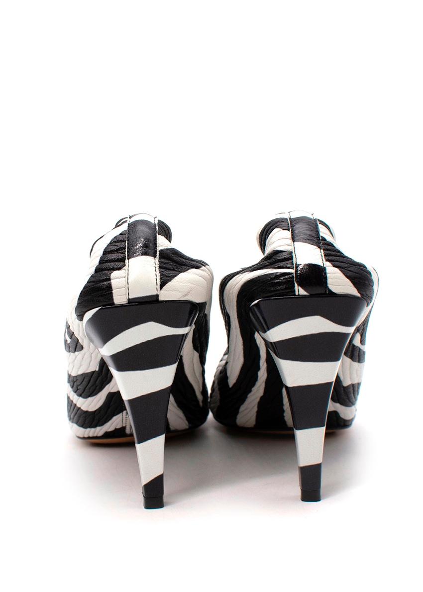 Bottega Veneta Pumps mit Absatz aus strukturiertem Stretch-Leder mit Zebradruck (Schwarz) im Angebot