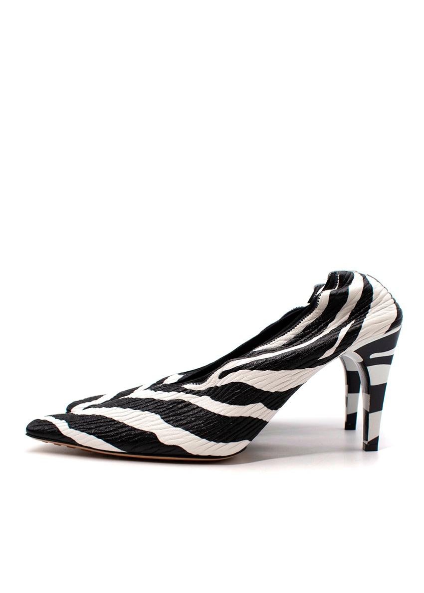 Bottega Veneta Pumps mit Absatz aus strukturiertem Stretch-Leder mit Zebradruck im Zustand „Hervorragend“ im Angebot in London, GB