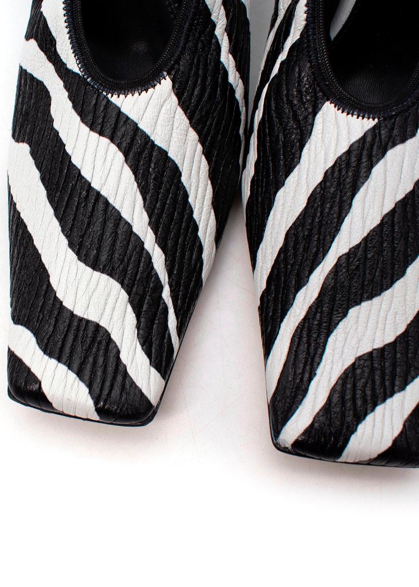 Bottega Veneta Pumps mit Absatz aus strukturiertem Stretch-Leder mit Zebradruck Damen im Angebot