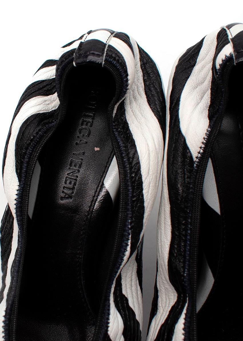 Bottega Veneta Pumps mit Absatz aus strukturiertem Stretch-Leder mit Zebradruck im Angebot 1