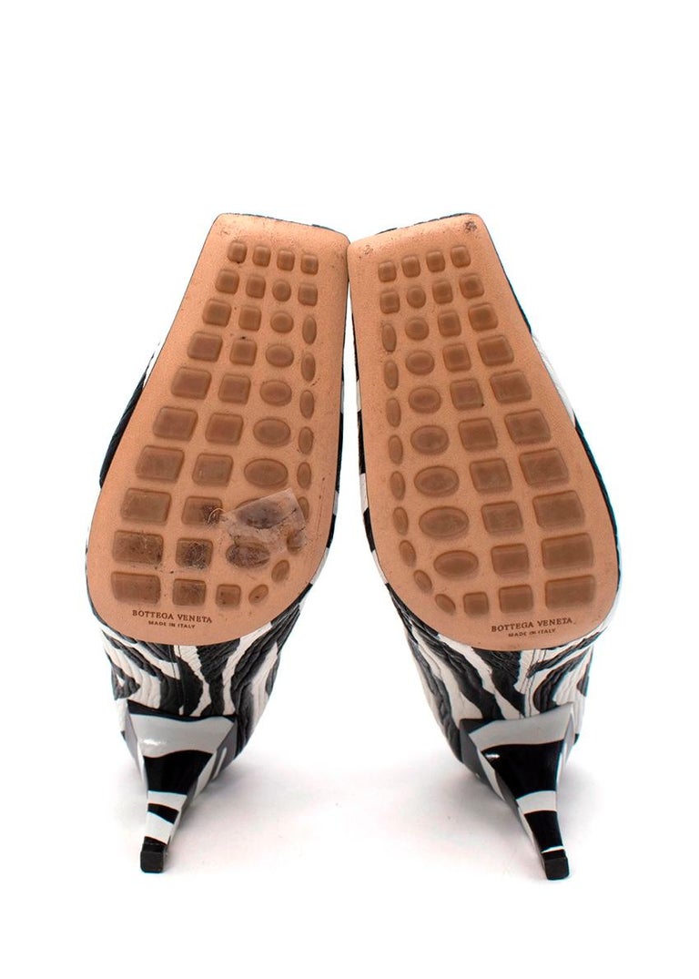 Bottega Zebra Print Textured Stretch Leather Heeled Pumps For Sale at 1stDibs