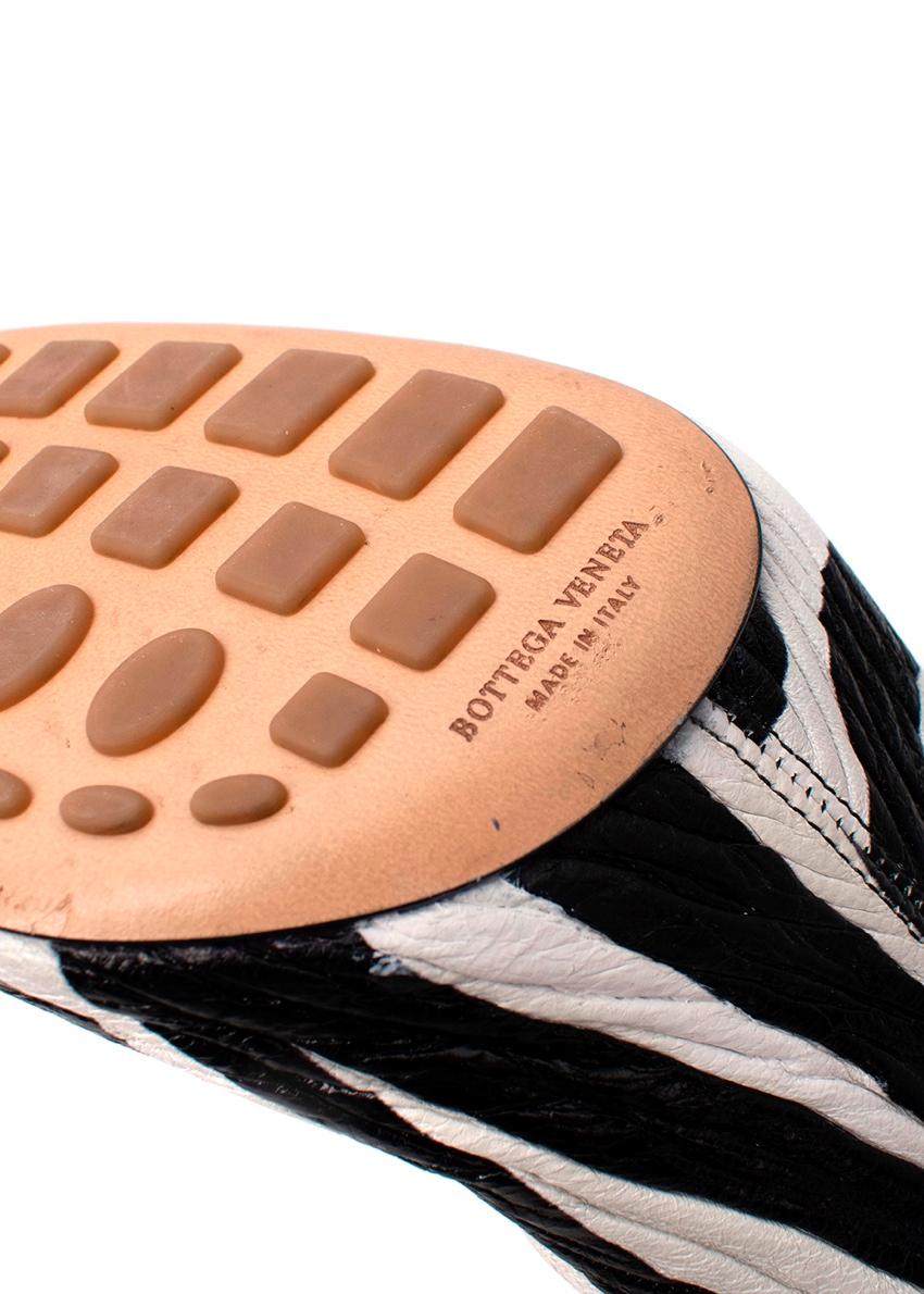 Bottega Veneta Pumps mit Absatz aus strukturiertem Stretch-Leder mit Zebradruck im Angebot 3