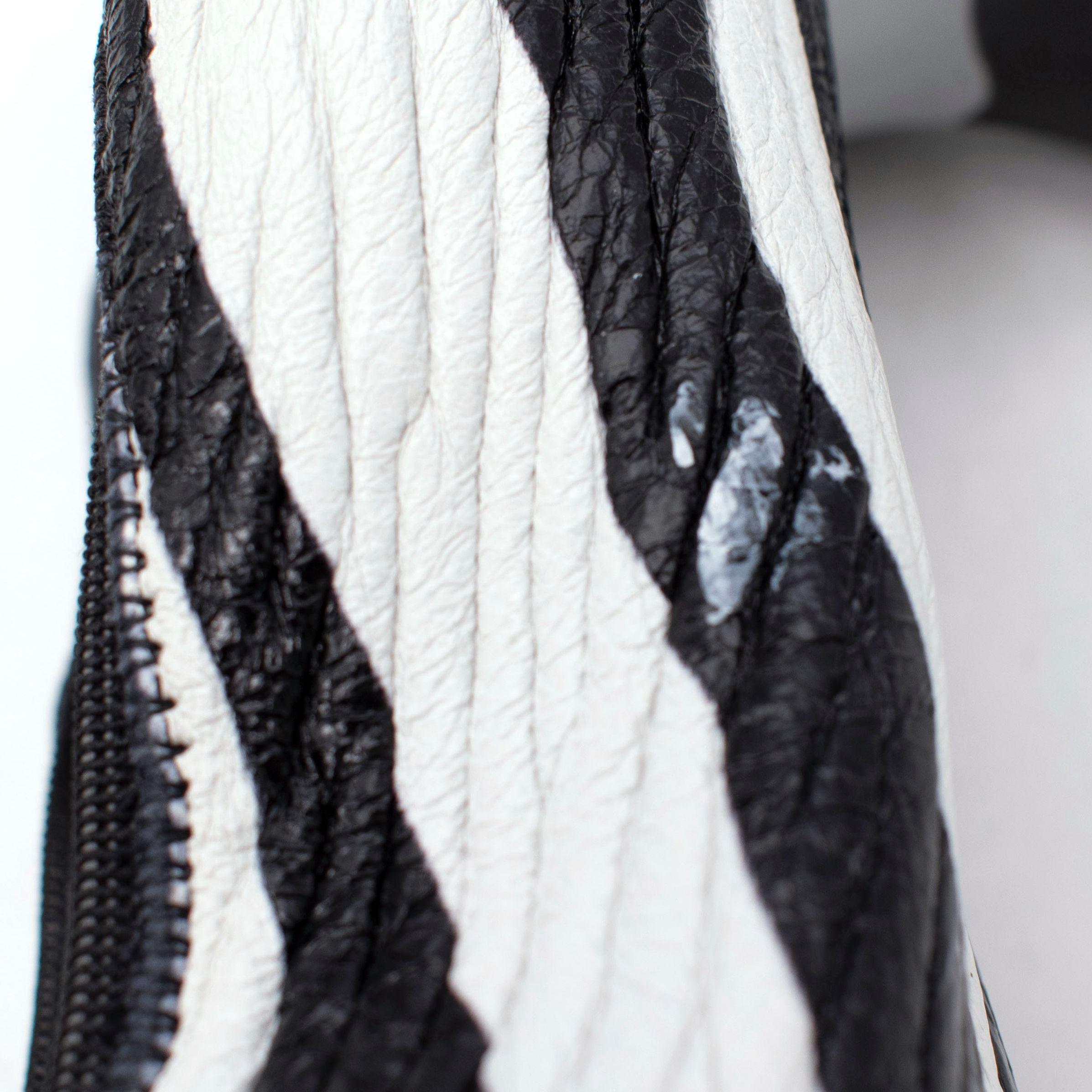 Bottega Veneta Pumps mit Absatz aus strukturiertem Stretch-Leder mit Zebradruck im Angebot 4