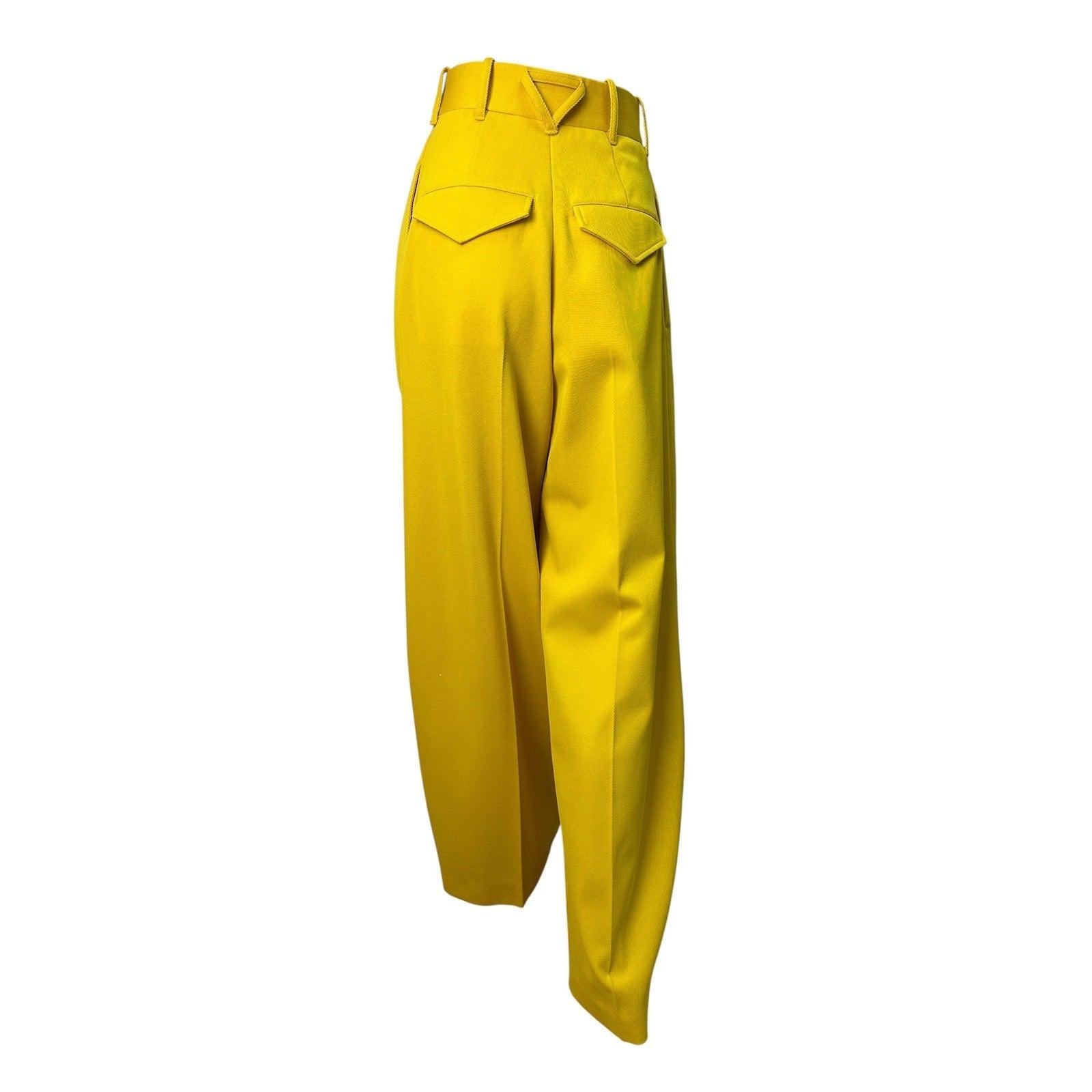 

Le pantalon jaune vif en 100% laine est une pièce audacieuse. La taille haute, les plis marqués et la doublure en coton doux offrent un équilibre idéal entre confort et structure. La teinte vibrante ajoute de l'énergie au look, tandis que la coupe