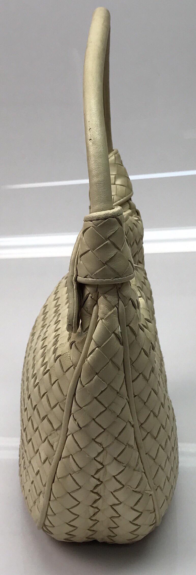 Bottega Venetta Cream Purse w/ Weave Pattern. This adorable Bottega Venetta purse is in good condition. There are some markings on the leather, located at the bottom of the bag. The handles also show some sign of use, as shown in picture. This bag