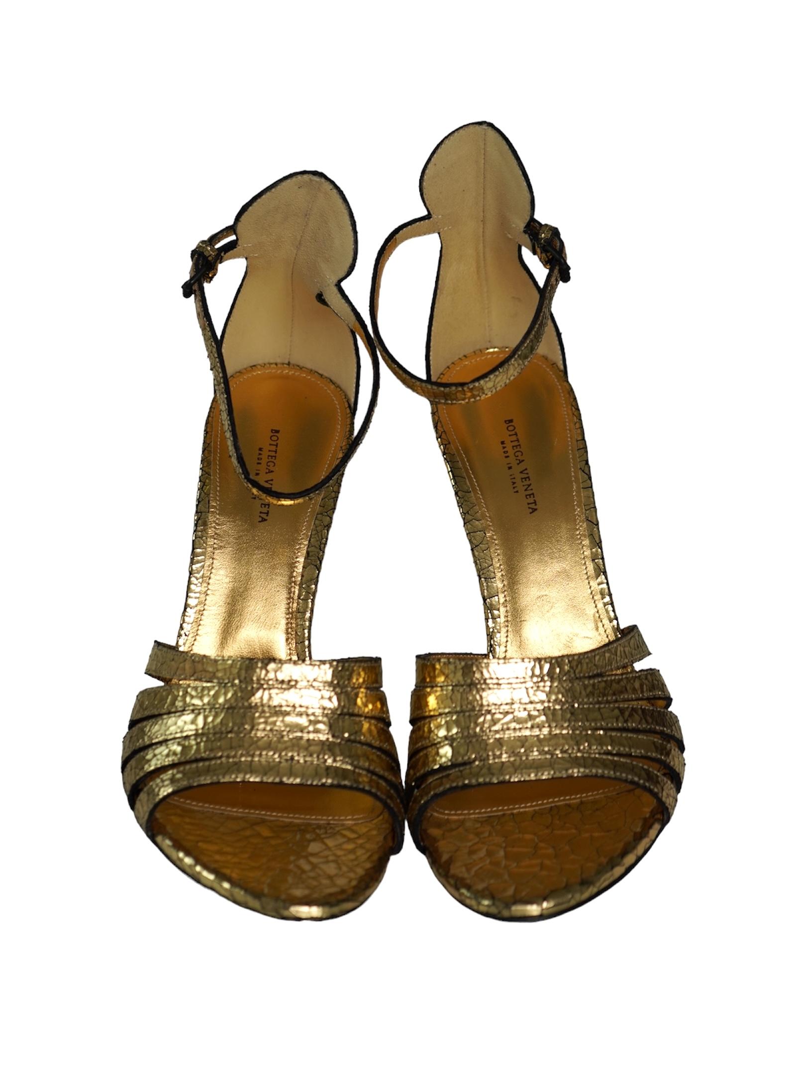 Sandali con tacco in oro metallizzato di Bottega Venetta 
Taglia 40,5
Altezza del tacco: 4,75
Ottime condizioni - nessun difetto
Non viene fornito con la scatola di scarpe