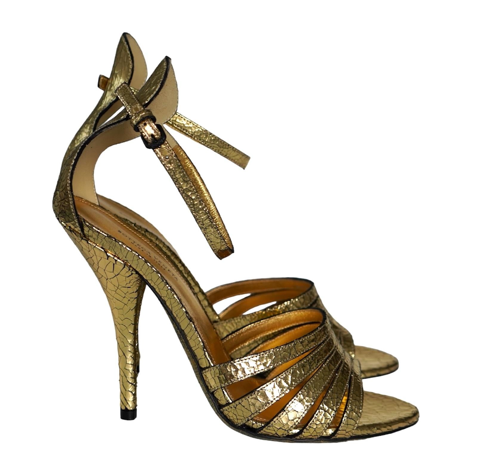 Marrone Bottega Venetta Sandali con tacco in oro metallizzato Sz 40.5 in vendita