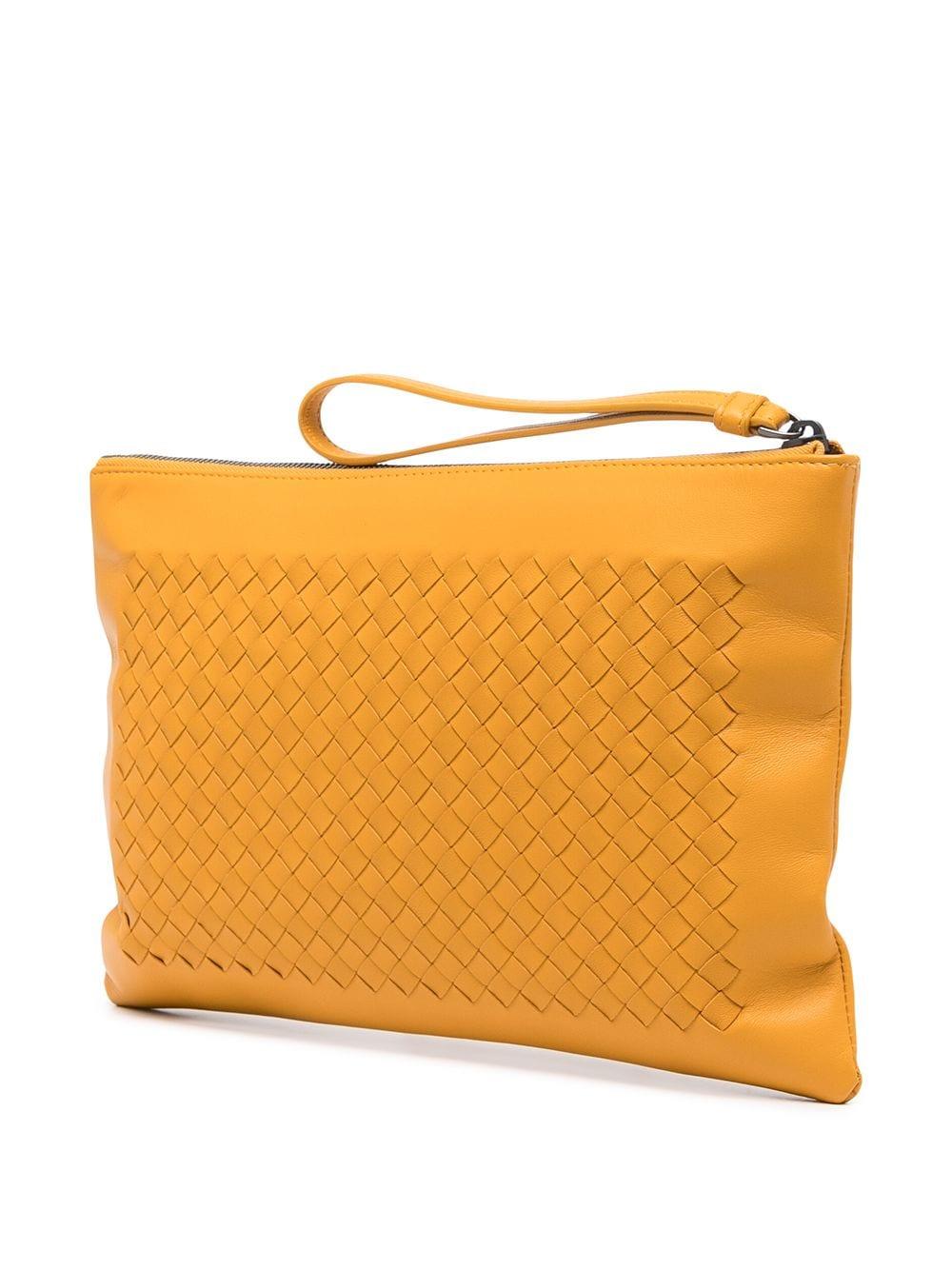 Bottega Veneta showcases their signature Intrecciato weaving on this pre-owned zip-fastening pouch bag. In orange, featuring a top zip fastening, wrist strap and a spacious main compartment, it's the perfect go to bag to fit all essentials for a