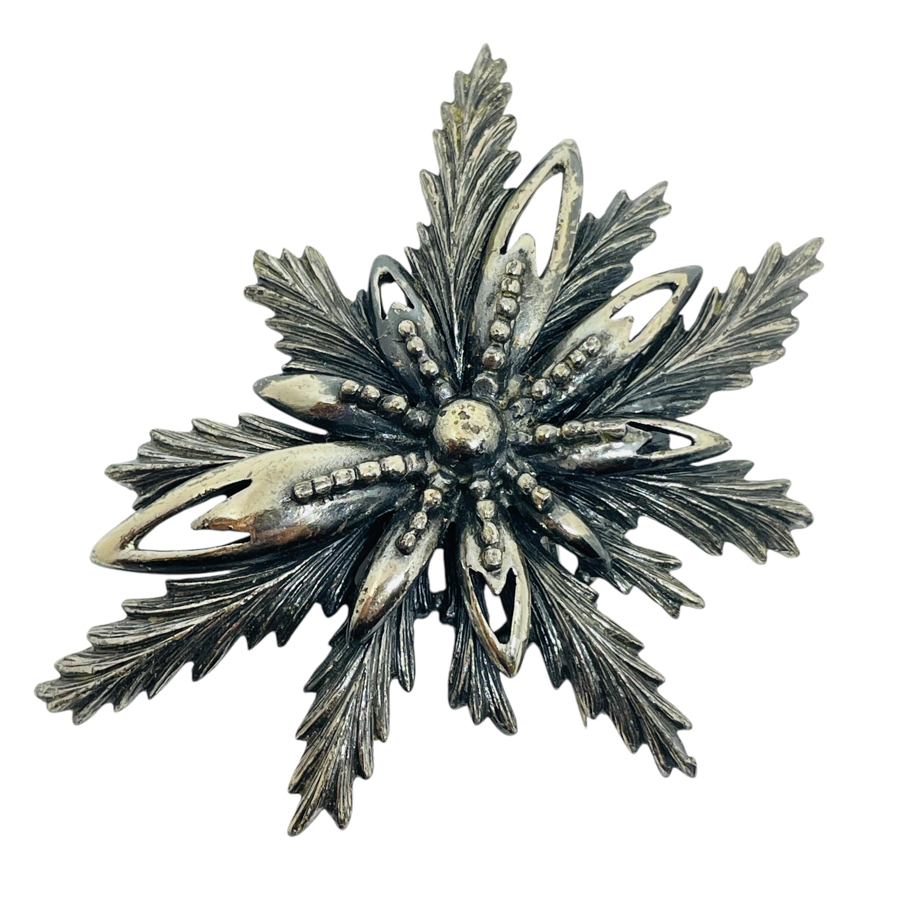 DETTAGLI

- firmato BOTTICELLI

- tono argento con strass

- spilla vintage di design 

MISURE

-

CONDIZIONE

- ottime condizioni vintage con minimi segni di usura

Sku 51

❤️❤️ GIOIELLI VINTAGE DI DESIGN ❤️❤️

❤️❤️ ALEXANDER'S BOUTIQUE ❤️❤️