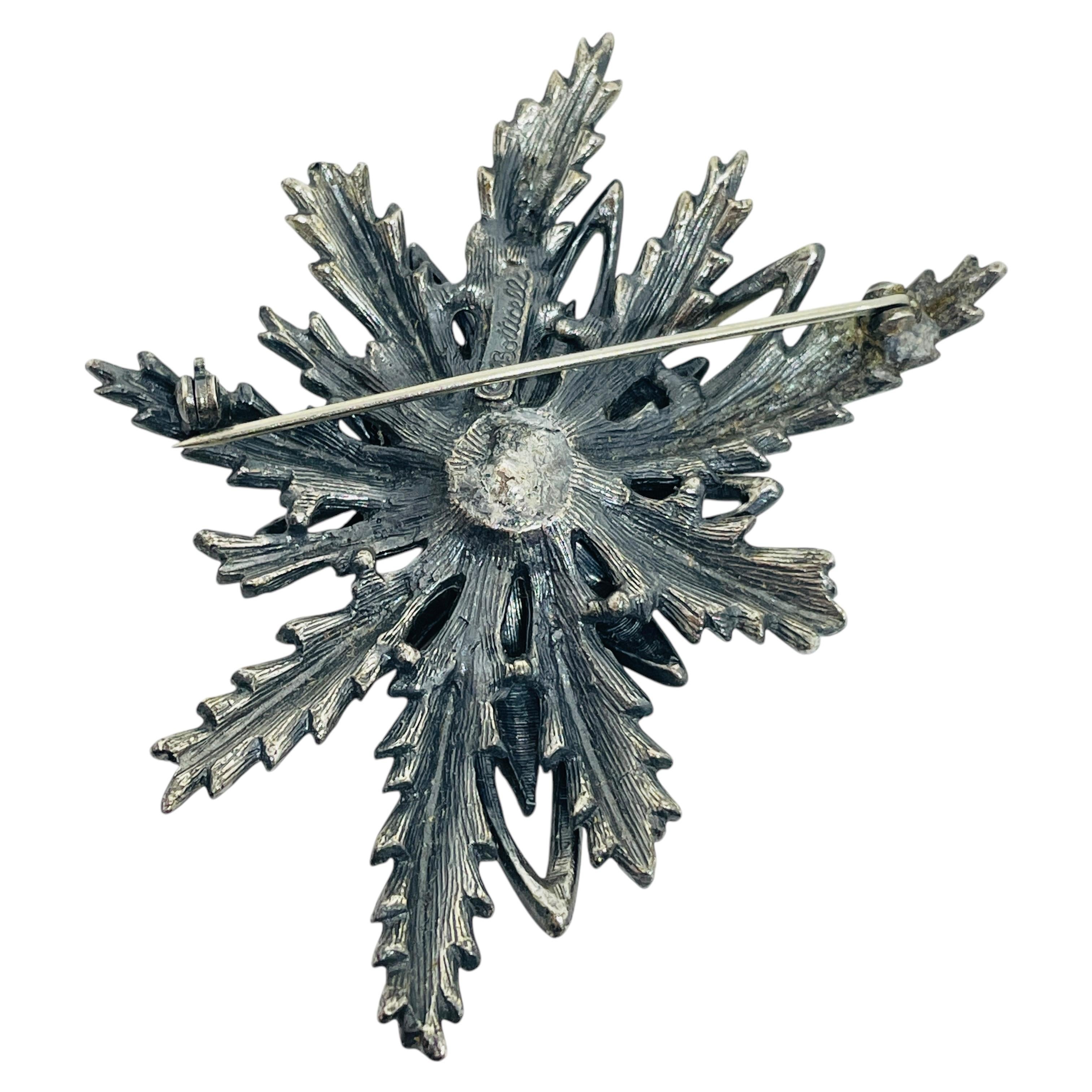 Spilla firmata BOTTICELLI con strass in tono d'argento In condizioni buone in vendita a Palos Hills, IL