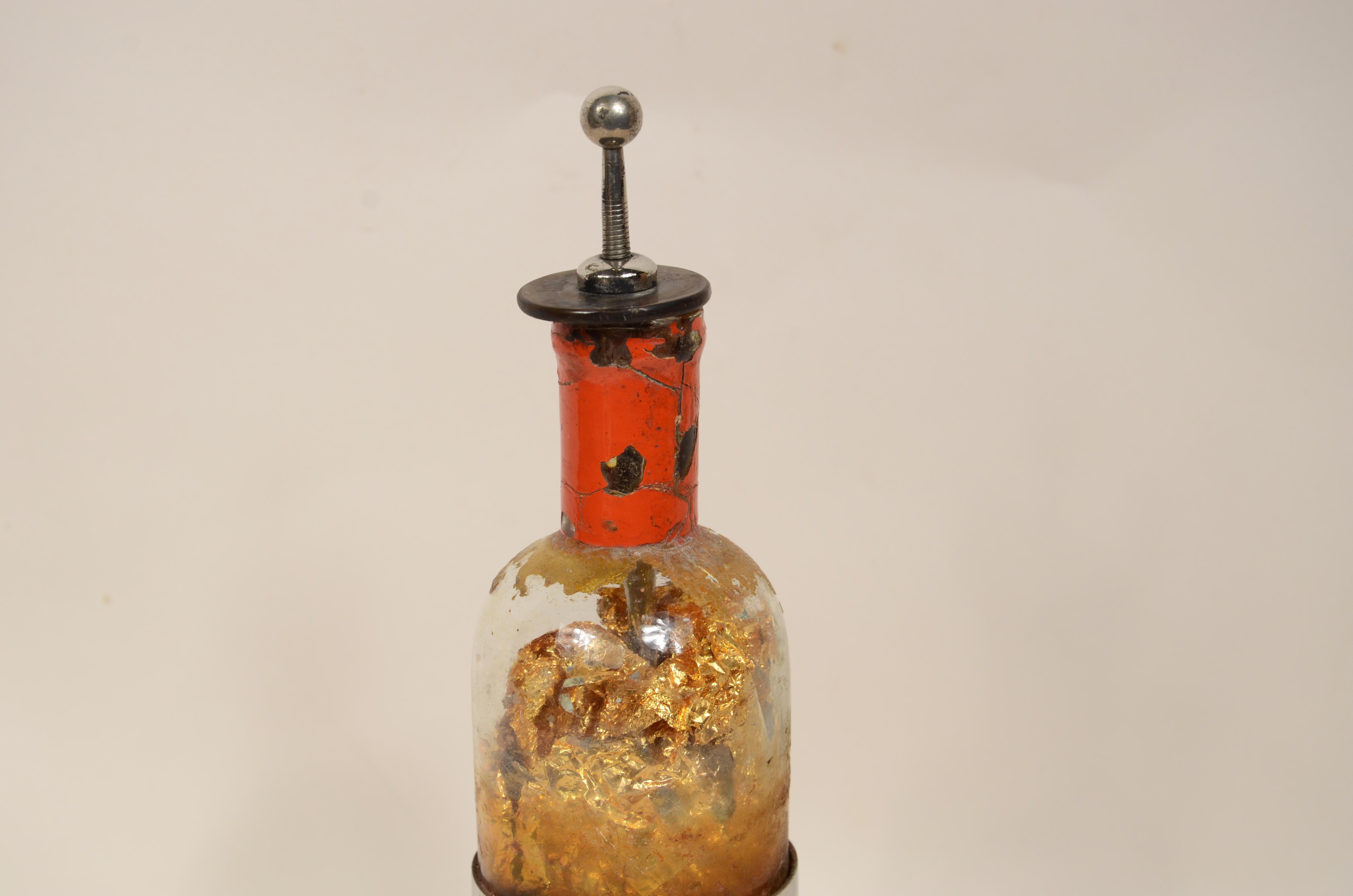 Bouteille de Leyde de la seconde moitié du 19e siècle  il s'agit de  un composant électrique qui stocke et conserve une charge électrique à haute tension au moyen d'une source externe  par exemple, un générateur électrostatique. Généralement