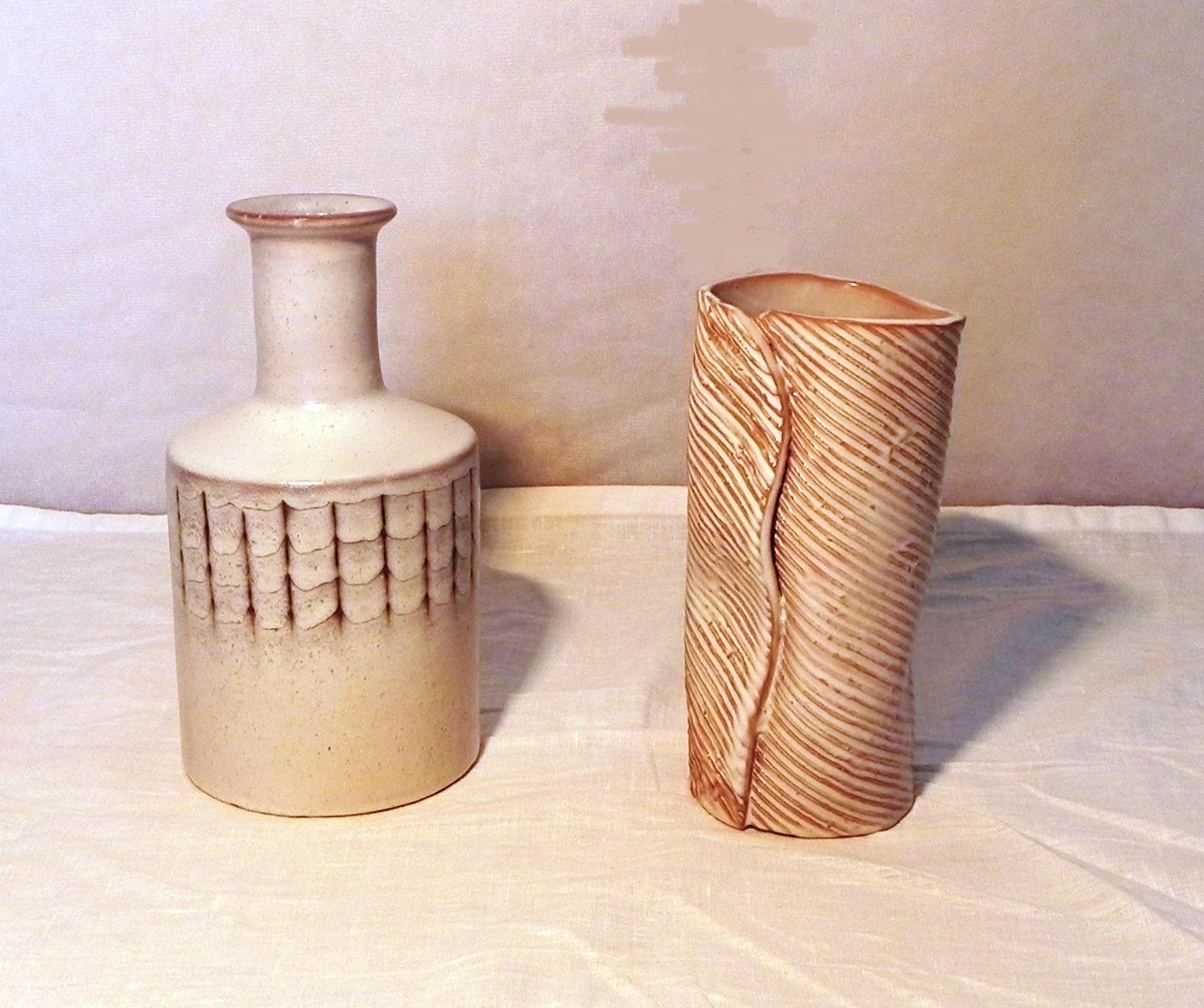 paire de céramiques signées Menozzi, années 1970. 1 bouteille en céramique émaillée h 25 cm. diam 13 cm - 1 vase à fleurs en céramique émaillée h 22 cm. diam 10 cm tous deux en parfait état de conservation. signature sous la base.