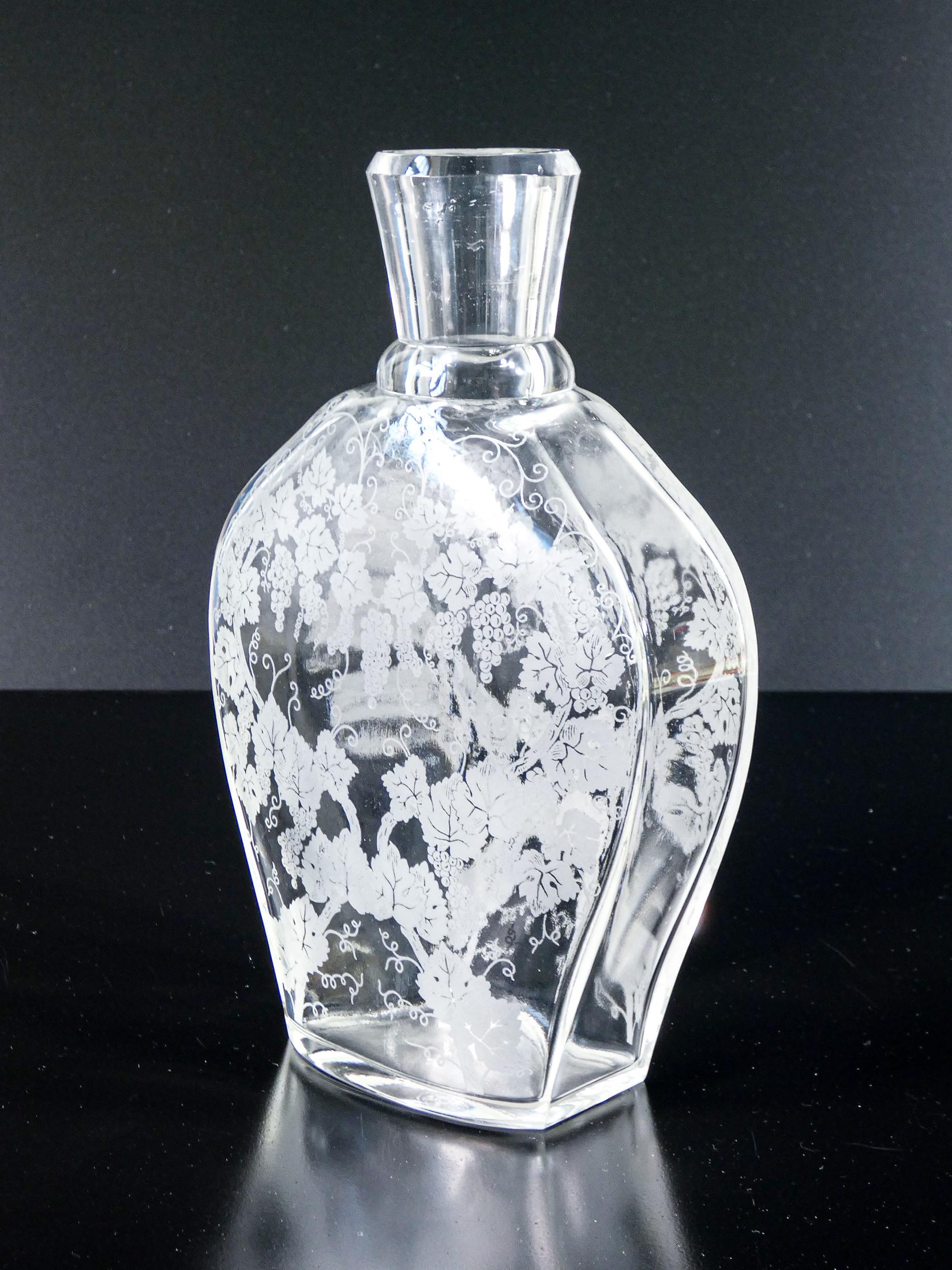 BACCARAT crystal bottle, motif depicting a vine and bunches of grapes In Good Condition For Sale In Torino, IT