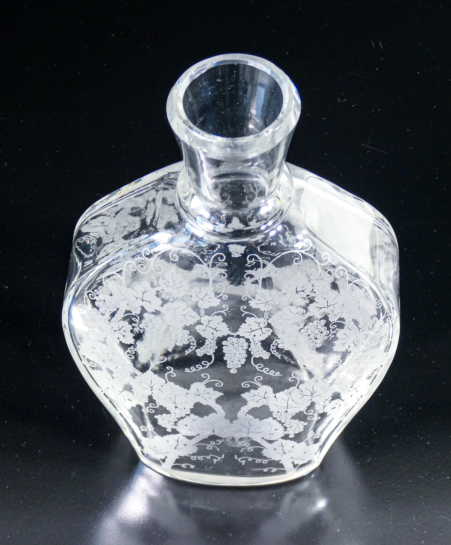 Crystal BACCARAT crystal bottle, motif depicting a vine and bunches of grapes For Sale