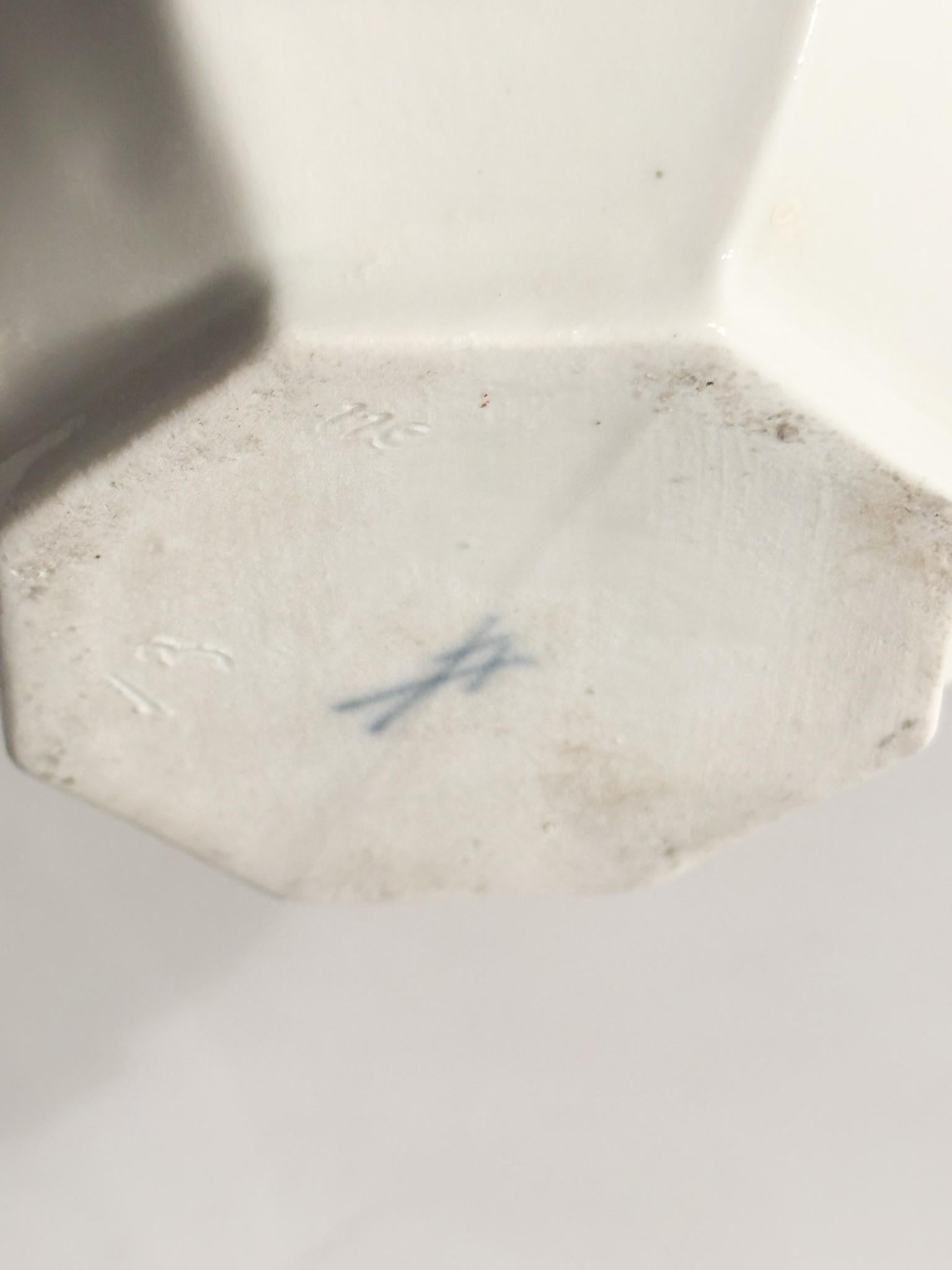 Bottiglia in Porcellana di Meissen con Tappo in Argento 800 Primi Novecento in vendita 4