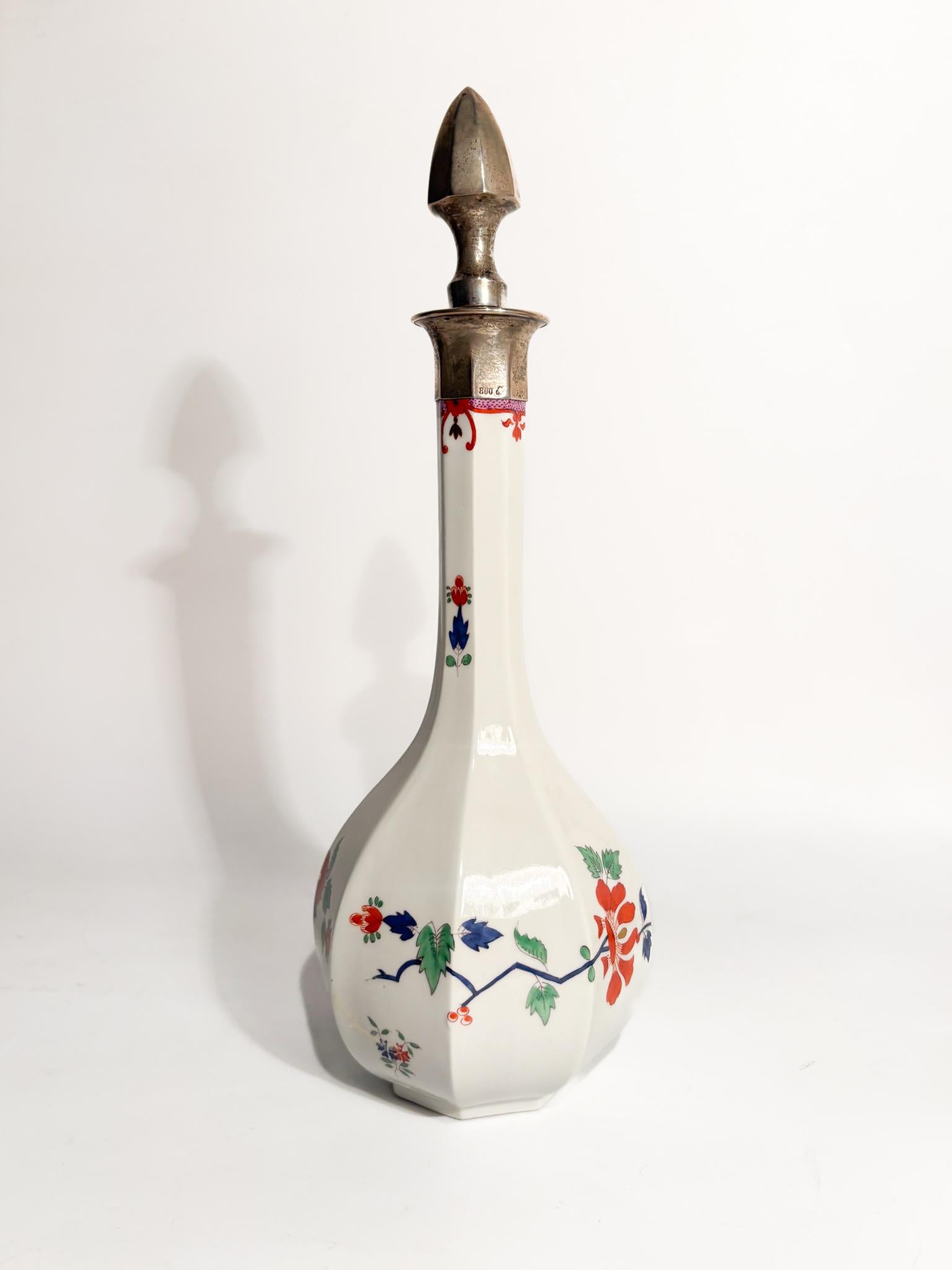 Bottiglia in Porcellana di Meissen con tappo in argento 800, realizzata nei primi anni del XX Secolo

Ø cm 10 h cm 28

La porcellana di Meissen è considerata uno dei primi e più pregiati esempi di porcellana europea. Nata nel 1710 a Meissen, in