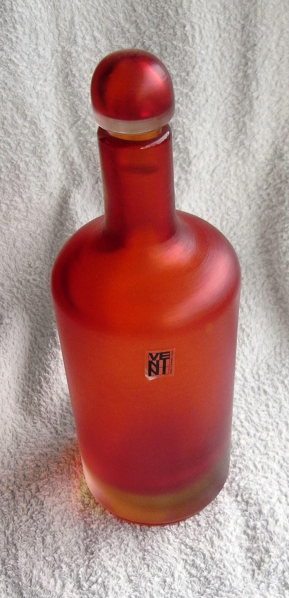 Bottiglia in vetro rosso della serie incisi di Venini, anni '90 For