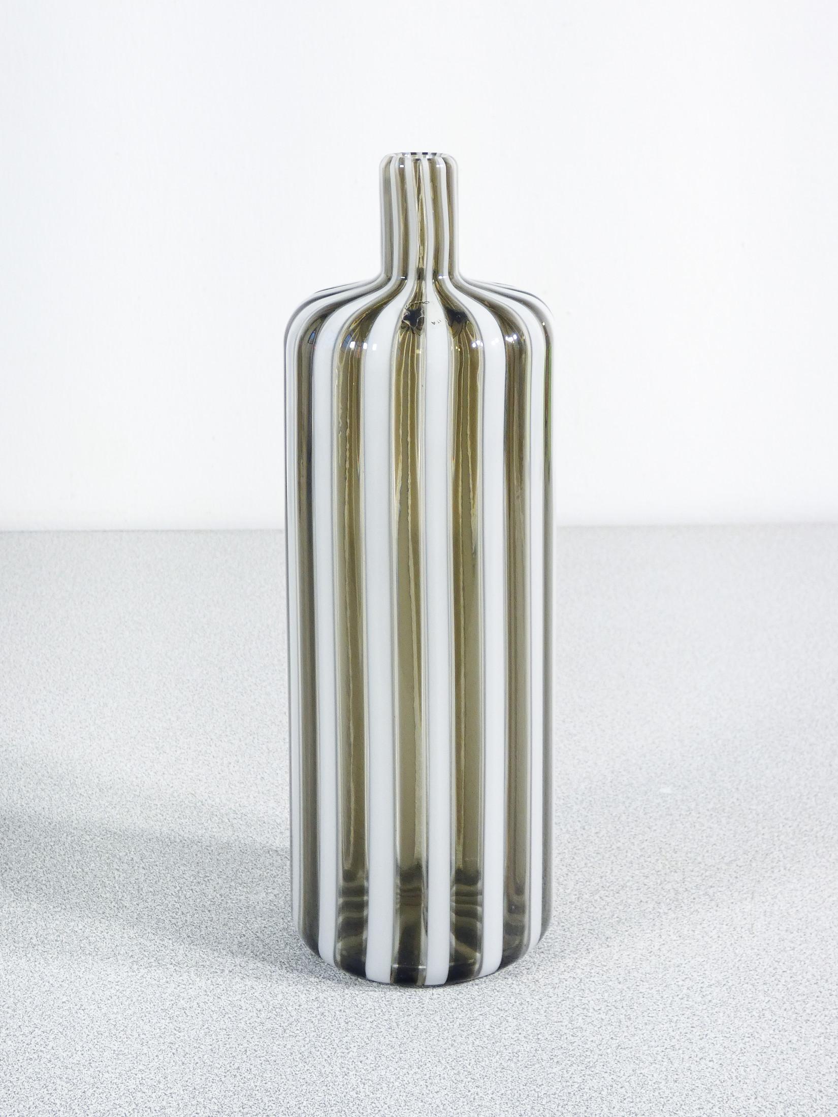 Bottiglia in vetro soffiato
A Fasce Verticali
design Fulvio BIANCONI
per VENINI.

ORIGINE
Murano

PERIODO
1992

DESIGNER
Fulvio BIANCONI
(1915 – 1996) è stato un artista, designer e grafico italiano. Figlio del musicista Virginio (chiamato anche